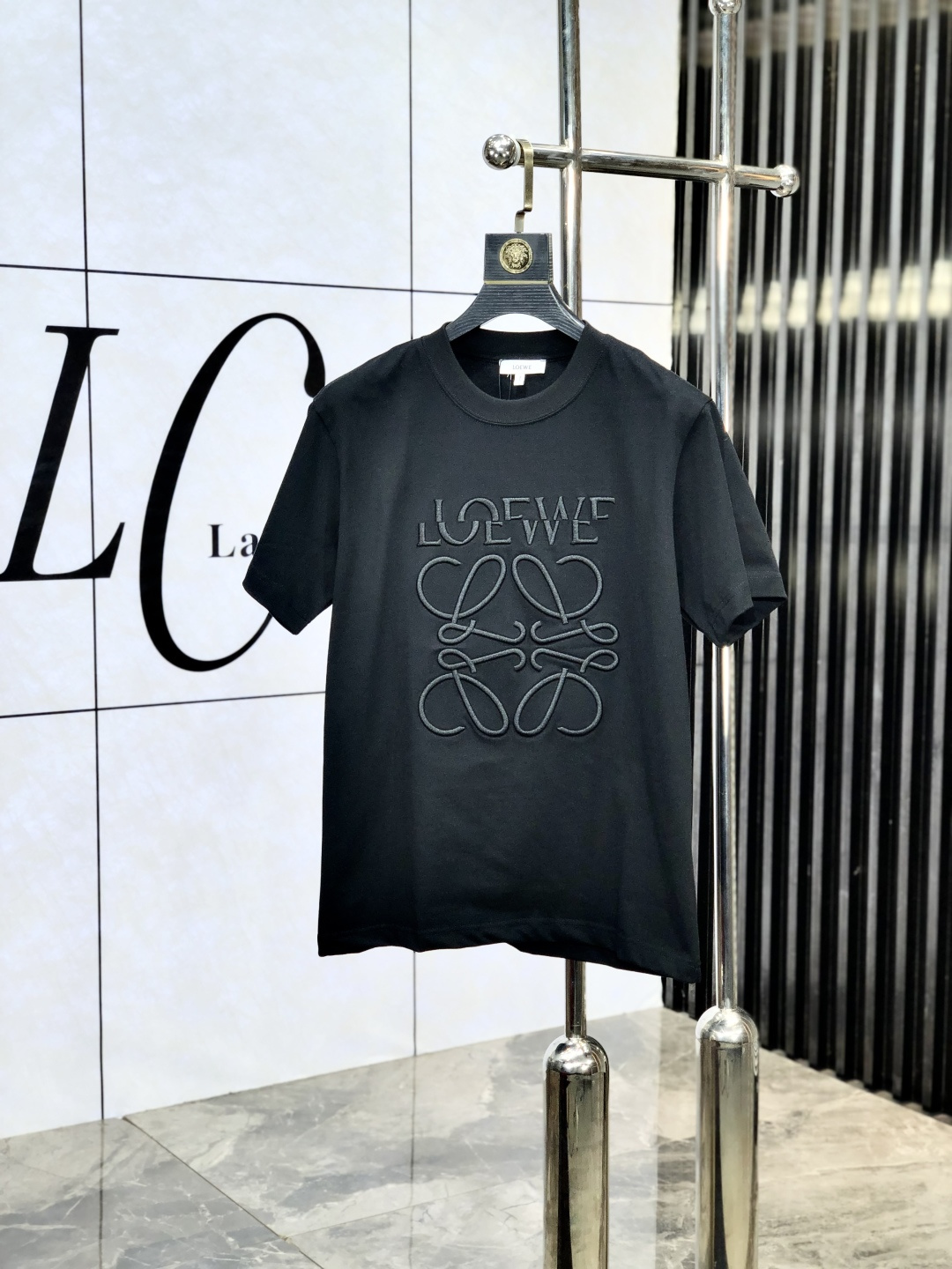 NO:449525,.Luo Yiwei. The latest short-sleeved round-neck T-shirt in the first 2025 spring and summer new style first-time counter, high-end customization, avant-garde and fashionable design!  Brand logo heavy craft design, high-end customized mercerated cloud cotton fabric. It feels soft and comfortable to wear. C counter-level exquisite car line. P fine workmanship. The upper body effect is invincible and handsome!  A must-have item for handsome men!  Count xs-L.s wear 175/130.,loewe,T-shirt,tees,t-shirt,alexander wang19860909.罗意威.2025春夏新款首发专柜最新款短袖圆领T恤 高端订制 设计前卫时尚！品牌logo重工艺设计 高端定制丝光云朵棉面料.手感柔软.穿着舒适.c专柜级别精致车线.p做工精细.上身效果无敌帅气！型男必备单品！ 码数xs-L.s穿175/130.,,loewe,T-shirt,tees，t-shirt,alexander wang,Men's clothing