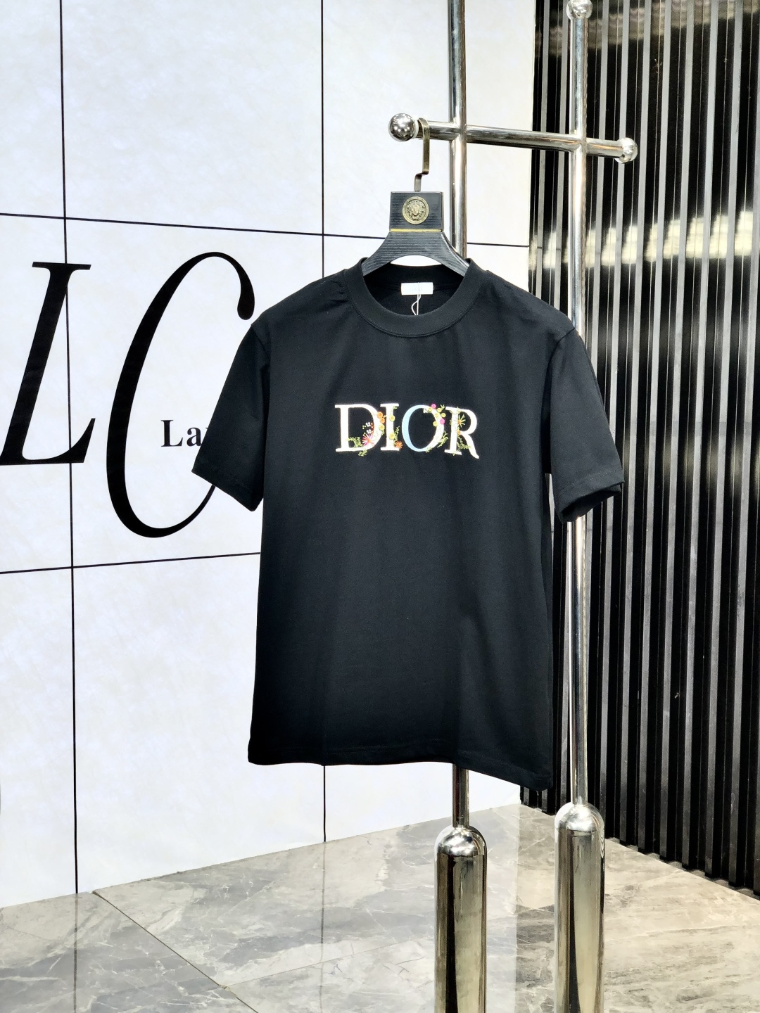 NO:449531,.Dior.2025 spring and summer new style first-time counter latest short-sleeved round-neck T-shirt, high-end customization, avant-garde and fashionable design!  Brand logo heavy craft design, high-end customized mercerated cloud cotton fabric. It feels soft and comfortable to wear. C counter-level exquisite car line. P fine workmanship. The upper body effect is invincible and handsome!  A must-have item for handsome men!  Count xs-L.s wear 175/130.,dior,T-shirt,tees,t-shirt,alexander wang19860909.Dior.2025春夏新款首发专柜最新款短袖圆领T恤 高端订制 设计前卫时尚！品牌logo重工艺设计 高端定制丝光云朵棉面料.手感柔软.穿着舒适.c专柜级别精致车线.p做工精细.上身效果无敌帅气！型男必备单品！ 码数xs-L.s穿175/130.,,dior,T-shirt,tees，t-shirt,alexander wang,Men's clothing