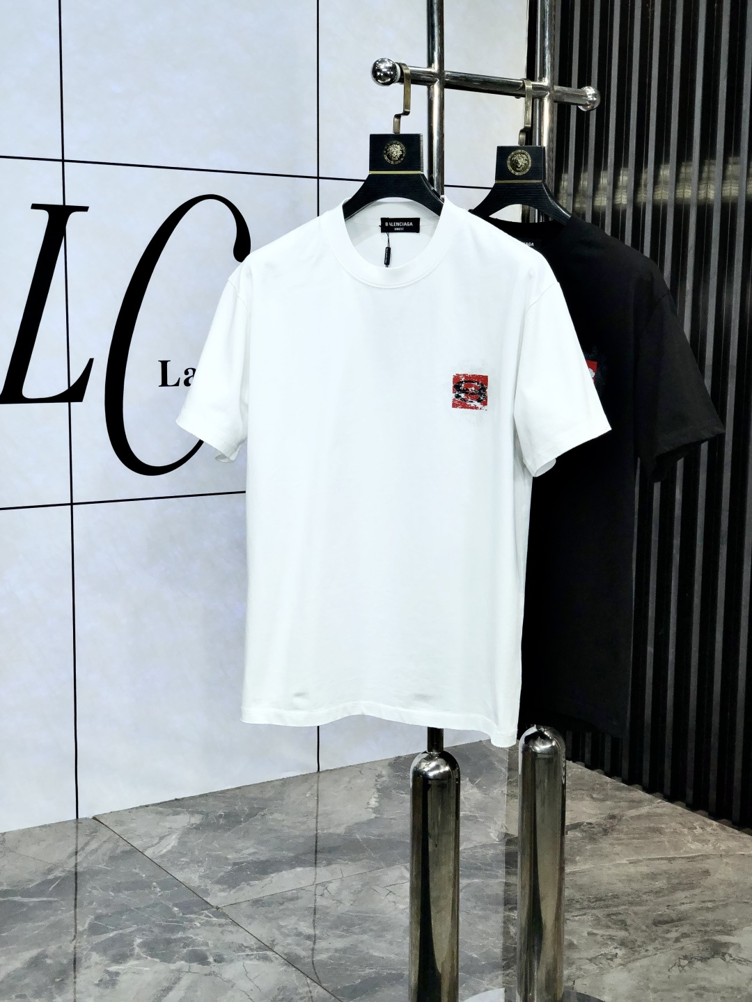 NO:449567,.Balenciaga. 2025 spring and summer new style letter logo round neck short-sleeved T-shirt, spring and summer casual outfit is essential, original pure cotton fabric. It is completely reflected in the high-end aesthetic workmanship, the workmanship is more exquisite and atmospheric, z three-dimensional, very amazing, the fabric is soft and skin-friendly, and the upper body is a bit lazy and high-end feel. This washing T-T-T-T-T-T-T-T-T-T-T-T-T-T-T-T-T-T-T-T-T-T-T-T-T-T-T-T-T-T-T-T-T-T-T-T-T-T-T-T-T-T-T-T-T-T-T-T-T-T-T-T-T-T-T-T-T-T-T-T-T-T-T-T-T-T-T-T-T-T-T-T-T-T-T-T-T-T-T-T-T-T-T-T-T-T-T-T-T-T-T-T-T-T-T-T-T-T-T-T-T-T-T-T-T-T-T-T-T-T-T-T-T-T-T-T-T-T-T-T-T-T-T-T-T-T-T-T-T-T-T-T-T-T-T-T-T-T-T-T-T-T-T-T-T-T-T-T-T-T-T-T-T-T-T-T-T-T-T-T-T-T-T-T-T-T-T-T-T-T-T-T-T-T-T-T-T-T-T-T-T-T-T-T-T-T-T-T-T-T-T-T-T-T-T-T-T-T-T-T-19860909.巴黎世家.2025春夏新款 字母logo圆领短袖t恤,春夏休闲穿搭必不可少,原版纯棉面料.完完全全体现在高级审美的做工上,做工更是精致大气,z立体感超强,非常惊艳,面料柔软亲肤,上身一丝丝慵懒又高级的feel,这款水洗t绝对是今年绝对的基础款之王,男女同款搭配穿出奢侈品高订的感觉.码数S-xxL.s穿175/,,balenciaga,T-shirt,tees，t-shirt,alexander wang,Men's clothing