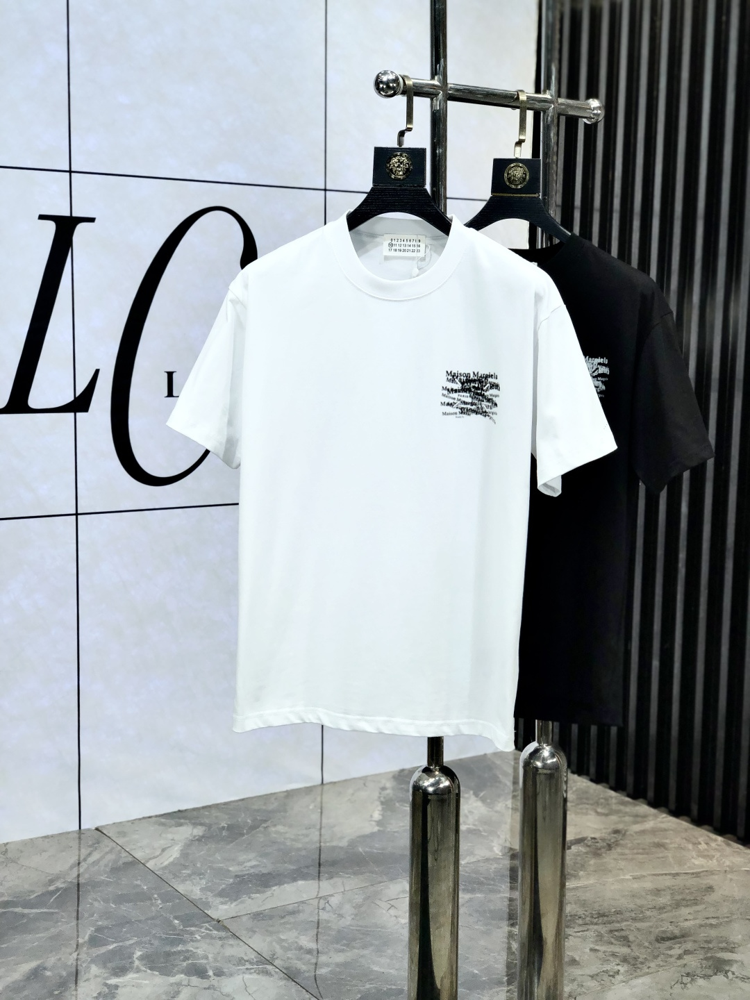 NO:449572,.Magila. 2025 spring and summer new style letter logo round neck short-sleeved T-shirt, spring and summer casual outfit is essential, original pure cotton fabric. It is completely reflected in the high-end aesthetic workmanship, and the workmanship is more exquisite and atmospheric, with a strong three-dimensional feeling, which is very stunning, the fabric is soft and skin-friendly, and the upper body is a bit lazy and high-end feel. This washing T-T-T-T-T-T-T-T-T-T-T-T-T-T-T-T-T-T-T-T-T-T-T-T-T-T-T-T-T-T-T-T-T-T-T-T-T-T-T-T-T-T-T-T-T-T-T-T-T-T-T-T-T-T-T-T-T-T-T-T-T-T-T-T-T-T-T-T-T-T-T-T-T-T-T-T-T-T-T-T-T-T-T-T-T-T-T-T-T-T-T-T-T-T-T-T-T-T-T-T-T-T-T-T-T-T-T-T-T-T-T-T-T-T-T-T-T-T-T-T-T-T-T-T-T-T-T-T-T-T-T-T-T-T-T-T-T-T-T-T-T-T-T-T-T-T-T-T-T-T-T-T-T-T-T-T-T-T-T-T-T-T-T-T-T-T-T-T-T-T-T-T-T-T-T-T-T-T-T-T-T-T-T-T-T-T-T-T-T-T-T-T-T-T-T-T-T-T19860909.马吉拉.2025春夏新款 字母logo圆领短袖t恤,春夏休闲穿搭必不可少,原版纯棉面料.完完全全体现在高级审美的做工上,做工更是精致大气,z立体感超强,非常惊艳,面料柔软亲肤,上身一丝丝慵懒又高级的feel,这款水洗t绝对是今年绝对的基础款之王,男女同款搭配穿出奢侈品高订的感觉.码数S-xxL.s穿175/,,masion margiela,T-shirt,tees，t-shirt,alexander wang,Men's clothing