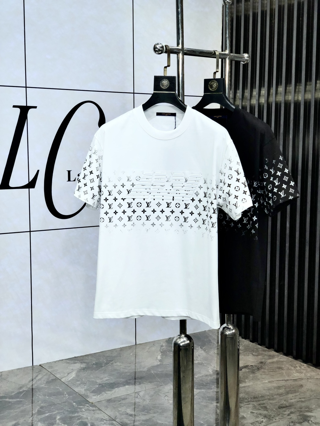 NO:449576,.Lv.2025 spring and summer new style letter logo round neck short-sleeved T-shirt, spring and summer casual outfit is essential, original pure cotton fabric. It is completely reflected in the high-end aesthetic workmanship, and the workmanship is more exquisite and atmospheric, with a strong three-dimensional feeling, which is very stunning, the fabric is soft and skin-friendly, and the upper body is a bit lazy and high-end feel. This washing T-T-T-T-T-T-T-T-T-T-T-T-T-T-T-T-T-T-T-T-T-T-T-T-T-T-T-T-T-T-T-T-T-T-T-T-T-T-T-T-T-T-T-T-T-T-T-T-T-T-T-T-T-T-T-T-T-T-T-T-T-T-T-T-T-T-T-T-T-T-T-T-T-T-T-T-T-T-T-T-T-T-T-T-T-T-T-T-T-T-T-T-T-T-T-T-T-T-T-T-T-T-T-T-T-T-T-T-T-T-T-T-T-T-T-T-T-T-T-T-T-T-T-T-T-T-T-T-T-T-T-T-T-T-T-T-T-T-T-T-T-T-T-T-T-T-T-T-T-T-T-T-T-T-T-T-T-T-T-T-T-T-T-T-T-T-T-T-T-T-T-T-T-T-T-T-T-T-T-T-T-T-T-T-T-T-T-T-T-T-T-T-T-T-T-T-T-T-T19860909.Lv.2025春夏新款 字母logo圆领短袖t恤,春夏休闲穿搭必不可少,原版纯棉面料.完完全全体现在高级审美的做工上,做工更是精致大气,z立体感超强,非常惊艳,面料柔软亲肤,上身一丝丝慵懒又高级的feel,这款水洗t绝对是今年绝对的基础款之王,男女同款搭配穿出奢侈品高订的感觉.码数S-xxL.s穿175/,,louis vuitton,T-shirt,tees，t-shirt,alexander wang,Men's clothing