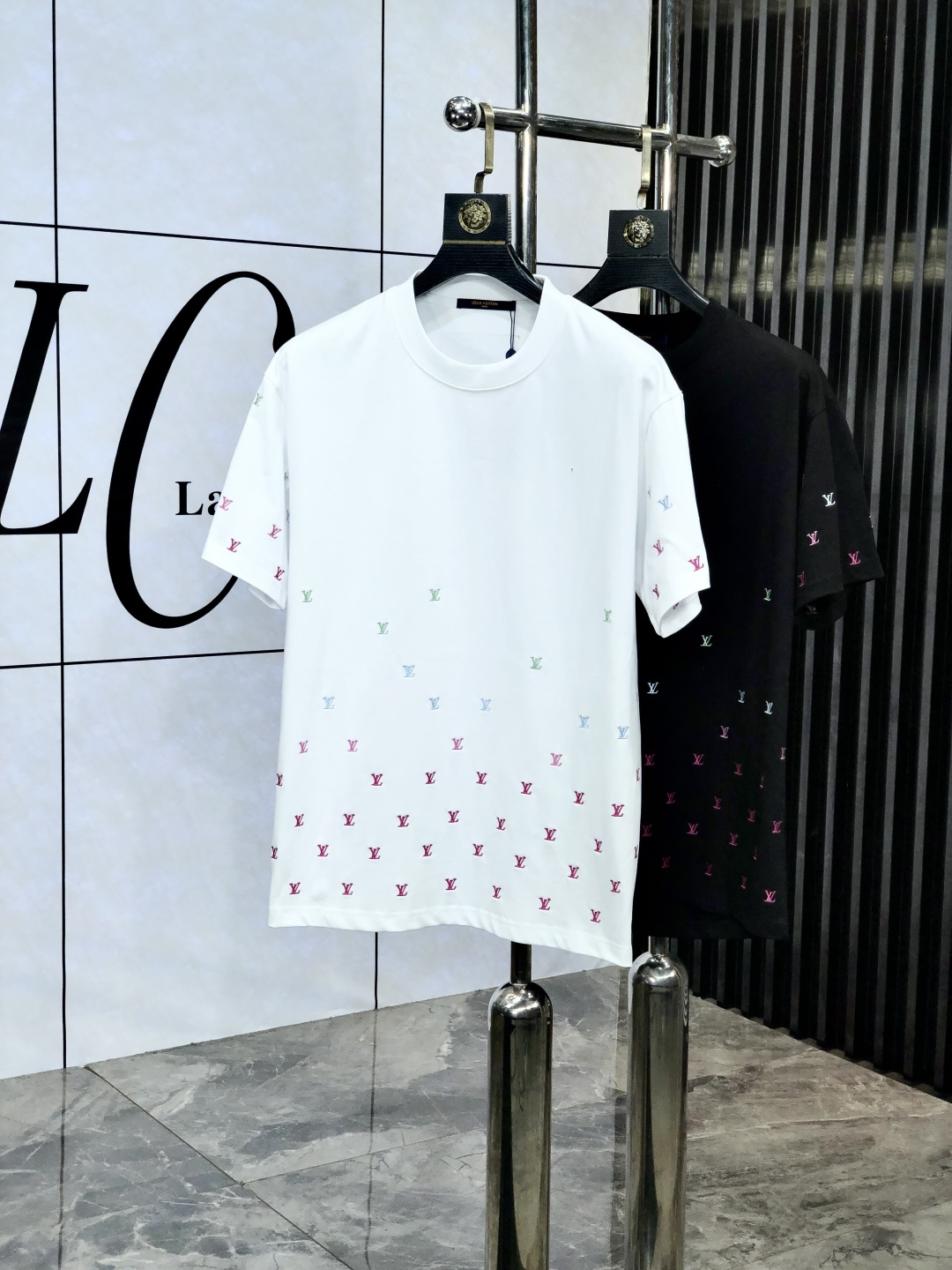 NO:449582,.LV. 2025 spring and summer new style letter logo round neck short-sleeved T-shirt, spring and summer casual outfit is essential, original pure cotton fabric. It is completely reflected in the high-end aesthetic workmanship, and the workmanship is more exquisite and atmospheric, with a strong three-dimensional feeling, which is very stunning, the fabric is soft and skin-friendly, and the upper body is a bit lazy and high-end feel. This washing T-T-T-T-T-T-T-T-T-T-T-T-T-T-T-T-T-T-T-T-T-T-T-T-T-T-T-T-T-T-T-T-T-T-T-T-T-T-T-T-T-T-T-T-T-T-T-T-T-Tees, Alexander Wang19860909.LV.2025春夏新款 字母logo圆领短袖t恤,春夏休闲穿搭必不可少,原版纯棉面料.完完全全体现在高级审美的做工上,做工更是精致大气,z立体感超强,非常惊艳,面料柔软亲肤,上身一丝丝慵懒又高级的feel,这款水洗t绝对是今年绝对的基础款之王,男女同款搭配穿出奢侈品高订的感觉.码数S-xxL.s穿175/,,louis vuitton,T-shirt,tees，t-shirt,alexander wang,Men's clothing