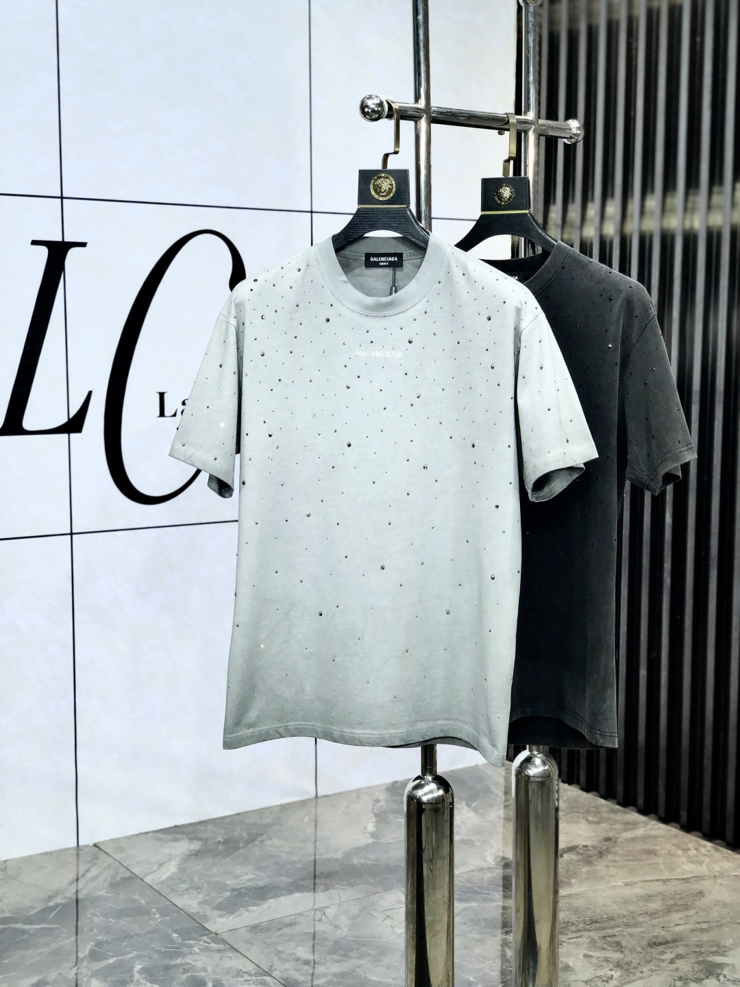 NO:449585,.Balenciaga. 2025 spring and summer new style letter logo round neck short-sleeved T-shirt, spring and summer casual outfit is essential, original pure cotton fabric. It is completely reflected in the high-end aesthetic workmanship, the workmanship is more exquisite and atmospheric, z three-dimensional, very amazing, the fabric is soft and skin-friendly, and the upper body is a bit lazy and high-end feel. This washing T-T-T-T-T-T-T-T-T-T-T-T-T-T-T-T-T-T-T-T-T-T-T-T-T-T-T-T-T-T-T-T-T-T-T-T-T-T-T-T-T-T-T-T-T-T-T-T-T-T-T-T-T-T-T-T-T-T-T-T-T-T-T-T-T-T-T-T-T-T-T-T-T-T-T-T-T-T-T-T-T-T-T-T-T-T-T-T-T-T-T-T-T-T-T-T-T-T-T-T-T-T-T-T-T-T-T-T-T-T-T-T-T-T-T-T-T-T-T-T-T-T-T-T-T-T-T-T-T-T-T-T-T-T-T-T-T-T-T-T-T-T-T-T-T-T-T-T-T-T-T-T-T-T-T-T-T-T-T-T-T-T-T-T-T-T-T-T-T-T-T-T-T-T-T-T-T-T-T-T-T-T-T-T-T-T-T-T-T-T-T-T-T-T-T-T-T-T-T-T-19860909.巴黎世家.2025春夏新款 字母logo圆领短袖t恤,春夏休闲穿搭必不可少,原版纯棉面料.完完全全体现在高级审美的做工上,做工更是精致大气,z立体感超强,非常惊艳,面料柔软亲肤,上身一丝丝慵懒又高级的feel,这款水洗t绝对是今年绝对的基础款之王,男女同款搭配穿出奢侈品高订的感觉.码数S-xxL.s穿175/,,balenciaga,T-shirt,tees，t-shirt,alexander wang,Men's clothing