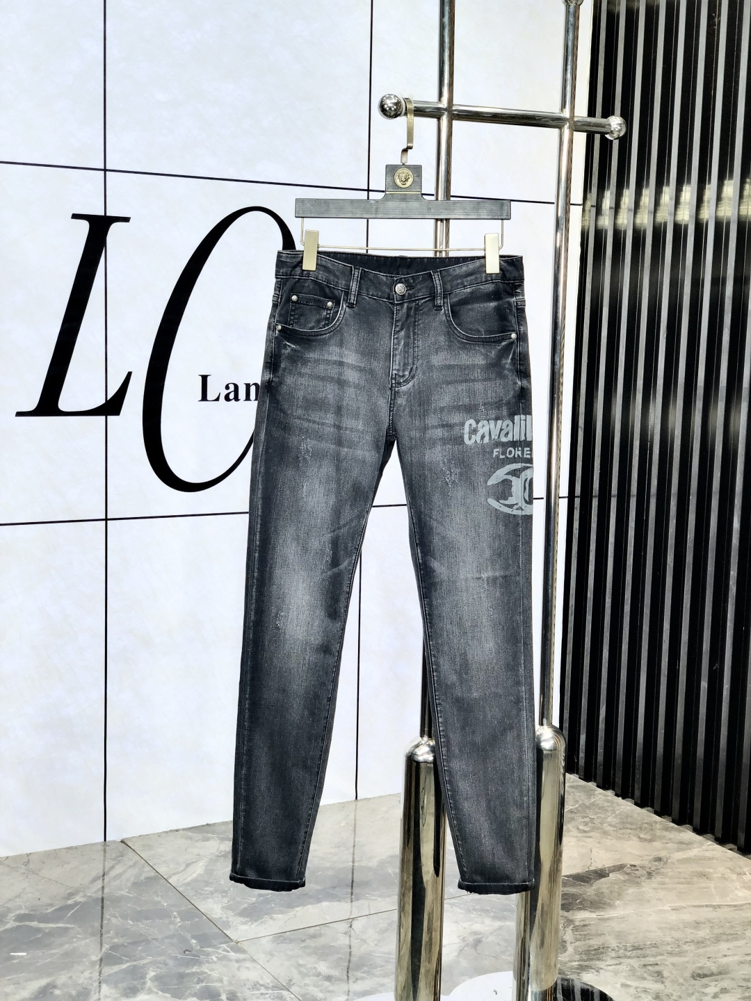 NO:497789,Cavalli. 2025 spring and summer high-end fashion sense, super soft denim fabric, light-colored washing jeans. The fabric is very special, super fine imitation cotton yarn blend, super soft and comfortable. It has a casual and casual sense, h also has a relaxed and fashionable feeling. The cloth is refreshing, slightly stretchy, and f is super soft for a long time to wear. The whole pants are all traditional hand-wiping technology, natural stone grinding and light fermentation washing. Details are exquisite. Size 28-38,, jeans, alexander wang19860909卡瓦利.2025春夏高级时装感,超柔牛仔面料 , 浅色洗水牛仔裤. 面料很特殊,超细精仿棉纱混纺,超柔舒适感. 具备牛仔随性感 ,休闲感 ,h亦有轻松感 ,时尚感. 布面清爽,微弹力,f超柔穿着时间长, 整条裤子全传统手擦工艺,自然石磨轻酵洗水.细节精致感. 尺码28-38,,jeans,alexander wang,Men's clothing