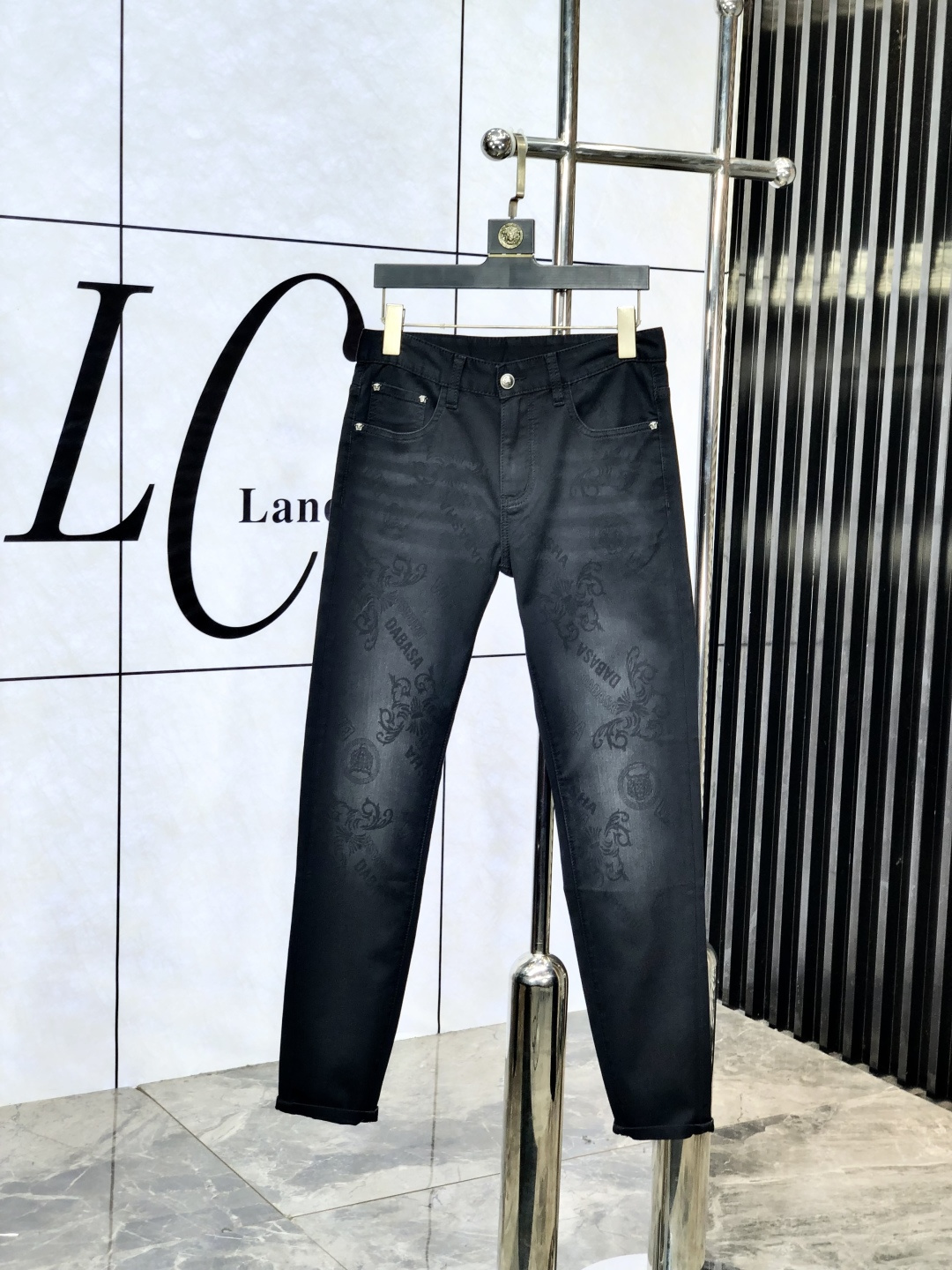 NO:497793,Versace. 2025 spring and summer high-end fashion sense, super soft denim fabric, light-colored washing jeans. The fabric is very special, super fine imitation cotton yarn blend, super soft and comfortable. It has a casual and casual sense, h also has a relaxed and fashionable feeling. The cloth is refreshing, slightly stretchy, and f is super soft for a long time to wear. The whole pants are all traditional hand-wiping technology, natural stone grinding and light fermentation. Details are exquisite. Size 28-38, versace, jeans, alexander wang19860909范思哲.2025春夏高级时装感,超柔牛仔面料 , 浅色洗水牛仔裤. 面料很特殊,超细精仿棉纱混纺,超柔舒适感. 具备牛仔随性感 ,休闲感 ,h亦有轻松感 ,时尚感. 布面清爽,微弹力,f超柔穿着时间长, 整条裤子全传统手擦工艺,自然石磨轻酵洗水.细节精致感. 尺码28-38,,versace,jeans,alexander wang,Men's clothing