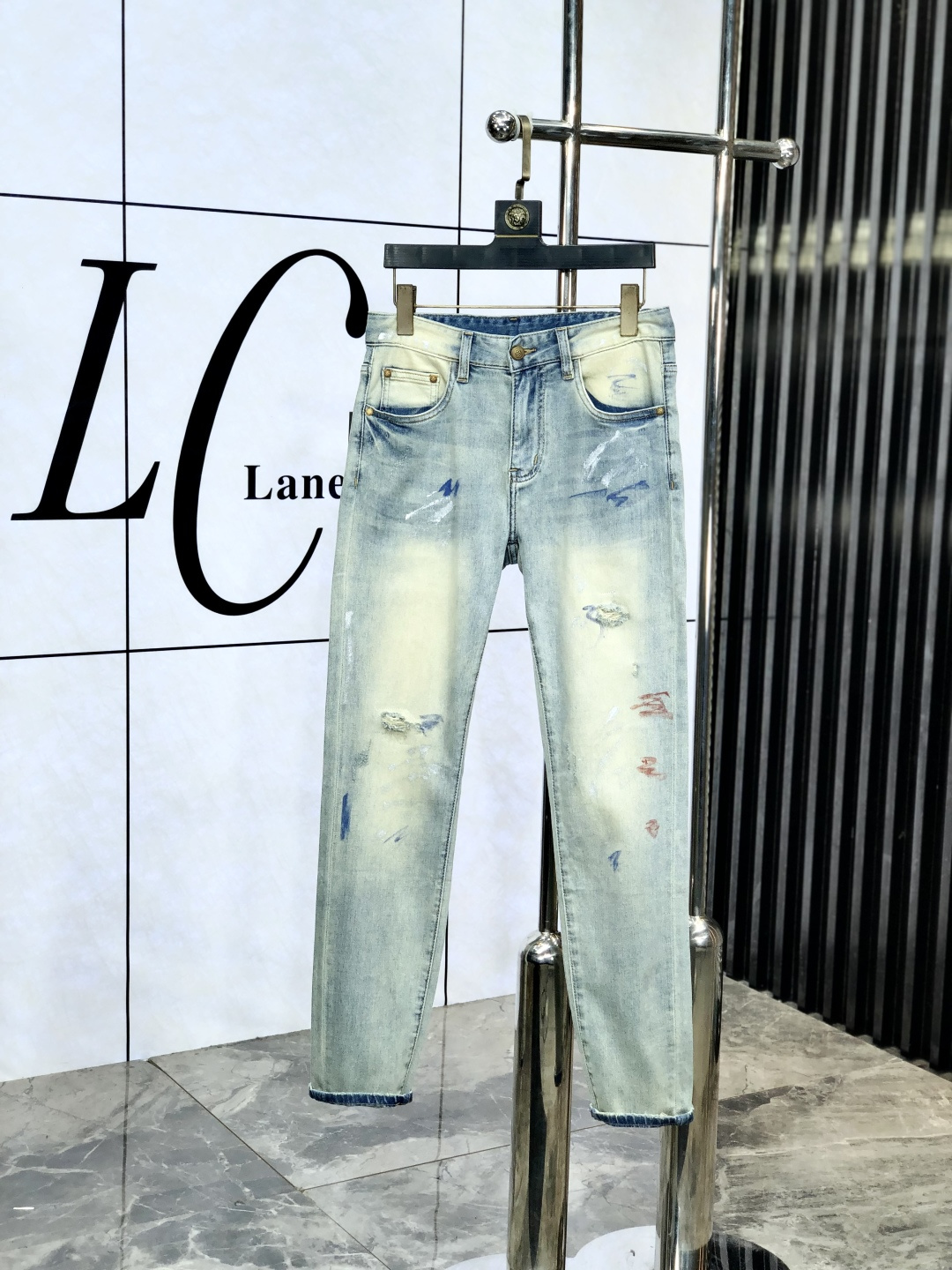 NO:497797,Lv.2025 spring and summer high-end fashion sense, super soft denim fabric, light-colored washing jeans. The fabric is very special, super fine imitation cotton yarn blend, super soft and comfortable. It has a casual and casual sense, h also has a relaxed and fashionable feeling. The cloth is refreshing, slightly stretchy, and f is super soft for a long time to wear. The whole pants are all traditional hand-wiping technology, natural stone grinding and light fermentation washing. Details are exquisite. Size 28-38,,louis vuitton, jeans, alexander wang19860909Lv.2025春夏高级时装感,超柔牛仔面料 , 浅色洗水牛仔裤. 面料很特殊,超细精仿棉纱混纺,超柔舒适感. 具备牛仔随性感 ,休闲感 ,h亦有轻松感 ,时尚感. 布面清爽,微弹力,f超柔穿着时间长, 整条裤子全传统手擦工艺,自然石磨轻酵洗水.细节精致感. 尺码28-38,,louis vuitton,jeans,alexander wang,Men's clothing