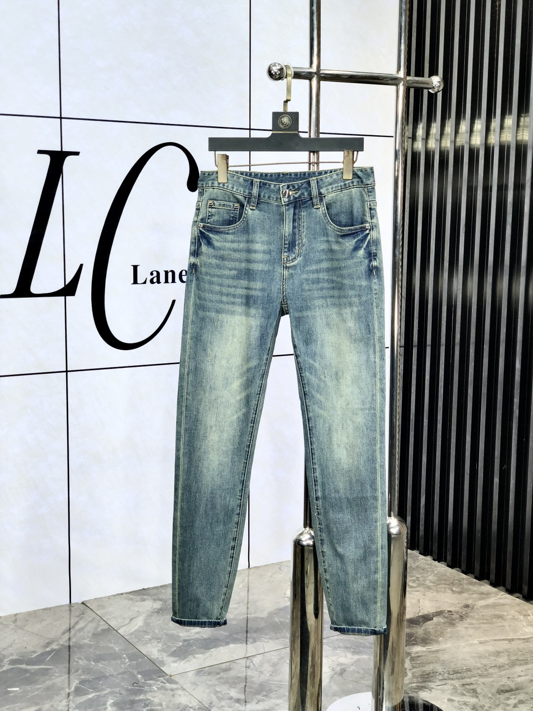 NO:497807,Queen Mother of the Czech Republic. 2025 spring and summer high-end fashion sense, super soft denim fabric, light-colored washing jeans. The fabric is very special, super fine imitation cotton yarn blend, super soft and comfortable. It has a casual and casual sense, h also has a relaxed and fashionable feeling. The cloth is refreshing, slightly stretchy, and f is super soft for a long time to wear. The whole pants are all traditional hand-wiping technology, natural stone grinding and light fermentation. Details are exquisite. Size 28-38,, jeans, alexander wang19860909西太后.2025春夏高级时装感,超柔牛仔面料 , 浅色洗水牛仔裤. 面料很特殊,超细精仿棉纱混纺,超柔舒适感. 具备牛仔随性感 ,休闲感 ,h亦有轻松感 ,时尚感. 布面清爽,微弹力,f超柔穿着时间长, 整条裤子全传统手擦工艺,自然石磨轻酵洗水.细节精致感. 尺码28-38,,jeans,alexander wang,Men's clothing