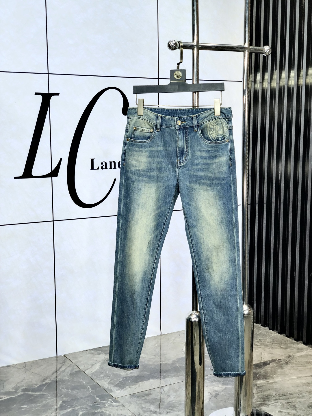 NO:497812,Fendi. 2025 spring and summer high-end fashion sense, super soft denim fabric, light-colored washing jeans. The fabric is very special, super fine imitation cotton yarn blend, super soft and comfortable. It has a casual and casual sense, h also has a relaxed and fashionable feeling. The cloth is refreshing, slightly stretchy, and f is super soft for a long time to wear. The whole pants are all traditional hand-wiping technology, natural stone grinding and light fermentation washing. Details are exquisite. Size 28-38,,fendi, jeans, alexander wang19860909芬迪.2025春夏高级时装感,超柔牛仔面料 , 浅色洗水牛仔裤. 面料很特殊,超细精仿棉纱混纺,超柔舒适感. 具备牛仔随性感 ,休闲感 ,h亦有轻松感 ,时尚感. 布面清爽,微弹力,f超柔穿着时间长, 整条裤子全传统手擦工艺,自然石磨轻酵洗水.细节精致感. 尺码28-38,,fendi,jeans,alexander wang,Men's clothing