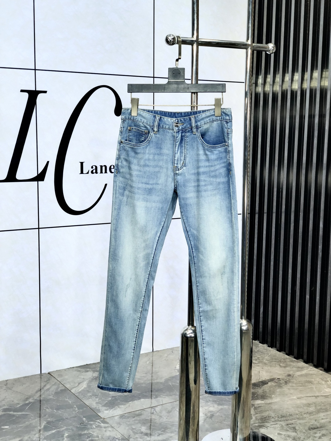 NO:497818,Balenciaga. 2025 spring and summer high-end fashion sense, super soft denim fabric, light-colored washing jeans. The fabric is very special, super fine imitation cotton yarn blend, super soft and comfortable. It has a casual and casual sense, h also has a relaxed and fashionable feeling. The fabric is refreshing, slightly stretchy, and f is super soft for a long time to wear. The whole pants are all traditional hand-wiping technology, natural stone grinding and light fermentation washing. Details are exquisite. Size 28-38,,balenciaga, jeans,alexander wang19860909巴黎世家.2025春夏高级时装感,超柔牛仔面料 , 浅色洗水牛仔裤. 面料很特殊,超细精仿棉纱混纺,超柔舒适感. 具备牛仔随性感 ,休闲感 ,h亦有轻松感 ,时尚感. 布面清爽,微弹力,f超柔穿着时间长, 整条裤子全传统手擦工艺,自然石磨轻酵洗水.细节精致感. 尺码28-38,,balenciaga,jeans,alexander wang,Men's clothing