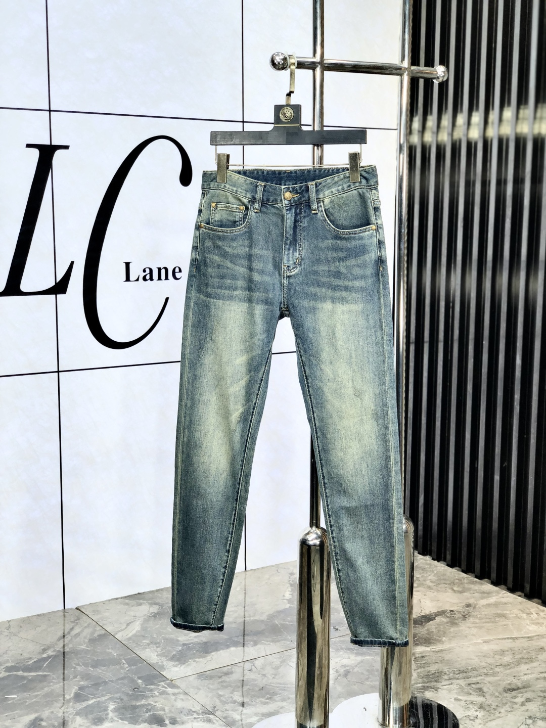 NO:497825,Lv.2025 spring and summer high-end fashion sense, super soft denim fabric, light-colored washing jeans. The fabric is very special, super fine imitation cotton yarn blend, super soft and comfortable. It has a casual and casual sense, h also has a relaxed and fashionable feeling. The cloth is refreshing, slightly stretchy, and f is super soft for a long time to wear. The whole pants are all traditional hand-wiping technology, natural stone grinding and light fermentation washing. Details are exquisite. Size 28-38,,louis vuitton, jeans, alexander wang19860909Lv.2025春夏高级时装感,超柔牛仔面料 , 浅色洗水牛仔裤. 面料很特殊,超细精仿棉纱混纺,超柔舒适感. 具备牛仔随性感 ,休闲感 ,h亦有轻松感 ,时尚感. 布面清爽,微弹力,f超柔穿着时间长, 整条裤子全传统手擦工艺,自然石磨轻酵洗水.细节精致感. 尺码28-38,,louis vuitton,jeans,alexander wang,Men's clothing