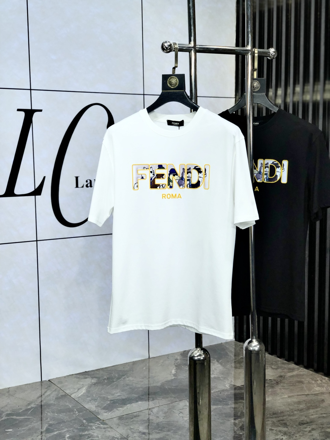 NO:452802,.Fendi. 2025 spring and summer new product fashionable round neck short sleeve high-end custom versatile style!  More practical, anyone can easily control it. It is made of European cotton fine cotton fabric, luxurious and classic brand logo design, w is very high-end and must-have if you understand the goods!  The style and tailoring are very exquisite, with 6 showing aura, which is unique, just right slimness, and the upper body effect is very good!  Size M-3XL m wear 175/130 catties.,fendi,T-shirt,alexander wang19860909.芬迪.2025春夏新品时尚圆领短袖高级定制百搭款式！更有实用感 任何人都可以轻松驾驭 采用欧棉精棉面料制作,奢华经典品牌logo设计,w非常显档次懂货的必须入！版型剪裁属于修身款 非常精致,6显气场,这就是独到之处,恰到好处的修身,上身效果非常赞！ 尺码M-3XL m穿175/130斤.,,fendi,T-shirt,alexander wang,Men's clothing