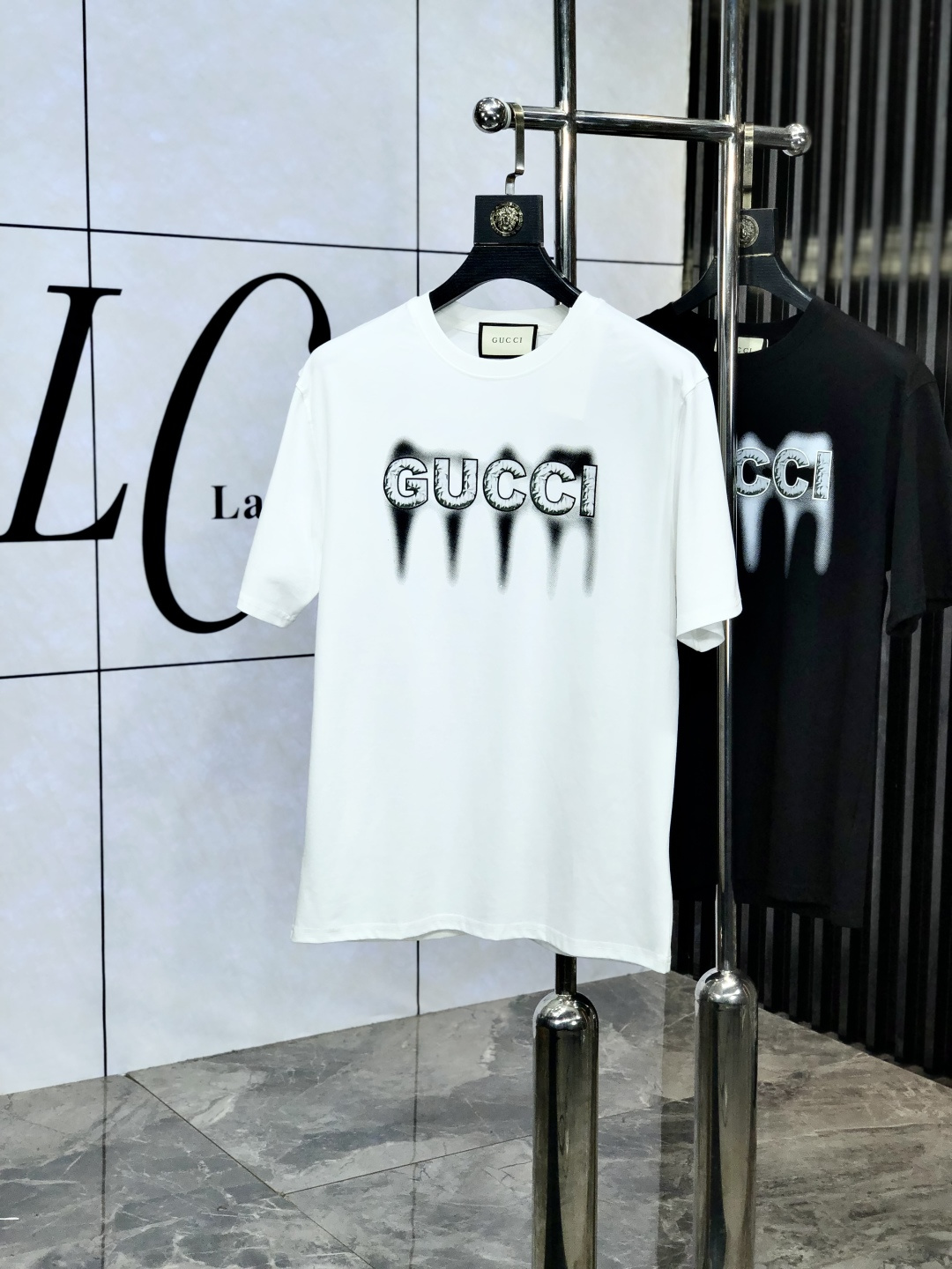 NO:452812,.Gucci.2025 spring and summer new product fashionable round neck short sleeve high-end custom versatile style!  More practical, anyone can easily control it. It is made of European cotton fine cotton fabric, luxurious and classic brand logo design, w is very high-end and must-have if you understand the goods!  The style and tailoring are very exquisite, with 6 showing aura, which is unique, just right slimness, and the upper body effect is very good!  Size M-3XL m wear 175/130 catties., gucci, T-shirt, alexander wang19860909.Gucci.2025春夏新品时尚圆领短袖高级定制百搭款式！更有实用感 任何人都可以轻松驾驭 采用欧棉精棉面料制作,奢华经典品牌logo设计,w非常显档次懂货的必须入！版型剪裁属于修身款 非常精致,6显气场,这就是独到之处,恰到好处的修身,上身效果非常赞！ 尺码M-3XL m穿175/130斤.,,gucci,T-shirt,alexander wang,Men's clothing