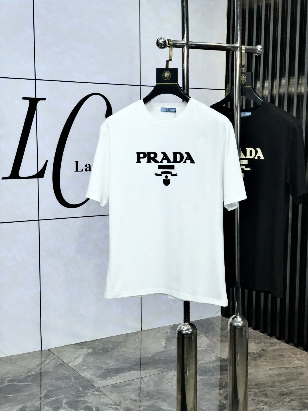 NO:452817,.Prada. 2025 spring and summer new product, fashionable round neck short sleeve high-end custom versatile style!  More practical, anyone can easily control it. It is made of European cotton fine cotton fabric, luxurious and classic brand logo design, w is very high-end and must-have if you understand the goods!  The style and tailoring are very exquisite, with 6 showing aura, which is unique, just right slimness, and the upper body effect is very good!  Size M-3XL m wear 175/130 catties.,,prada,T-shirt,alexander wang19860909.普拉达.2025春夏新品时尚圆领短袖高级定制百搭款式！更有实用感 任何人都可以轻松驾驭 采用欧棉精棉面料制作,奢华经典品牌logo设计,w非常显档次懂货的必须入！版型剪裁属于修身款 非常精致,6显气场,这就是独到之处,恰到好处的修身,上身效果非常赞！ 尺码M-3XL m穿175/130斤.,,prada,T-shirt,alexander wang,Men's clothing
