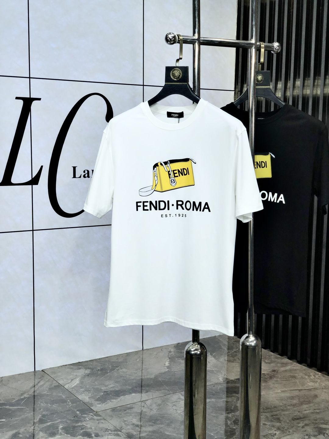 NO:452822,.Fendi. 2025 spring and summer new product fashionable round neck short sleeve high-end custom versatile style!  More practical, anyone can easily control it. It is made of European cotton fine cotton fabric, luxurious and classic brand logo design, w is very high-end and must-have if you understand the goods!  The style and tailoring are very exquisite, with 6 showing aura, which is unique, just right slimness, and the upper body effect is very good!  Size M-3XL m wear 175/130 catties.,fendi,T-shirt,alexander wang19860909.芬迪.2025春夏新品时尚圆领短袖高级定制百搭款式！更有实用感 任何人都可以轻松驾驭 采用欧棉精棉面料制作,奢华经典品牌logo设计,w非常显档次懂货的必须入！版型剪裁属于修身款 非常精致,6显气场,这就是独到之处,恰到好处的修身,上身效果非常赞！ 尺码M-3XL m穿175/130斤.,,fendi,T-shirt,alexander wang,Men's clothing