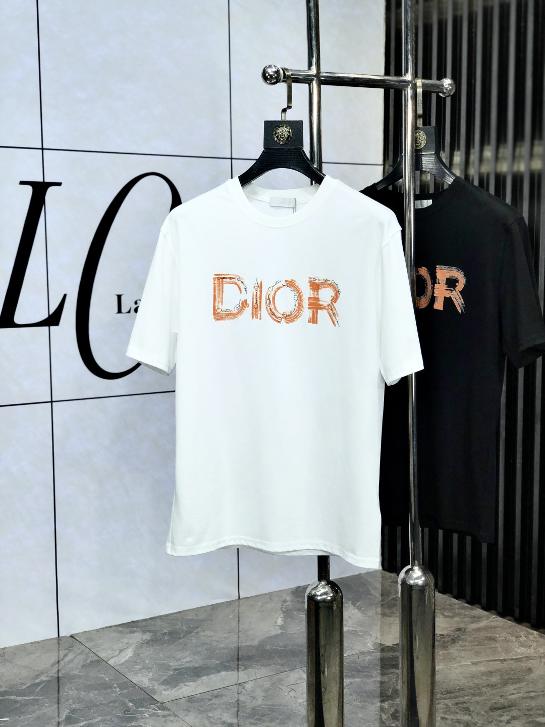 NO:452827,.Dior.2025 spring and summer new product fashionable round neck short sleeve high-end custom versatile style!  More practical, anyone can easily control it. It is made of European cotton fine cotton fabric, luxurious and classic brand logo design, w is very high-end and must-have if you understand the goods!  The style and tailoring are very exquisite, with 6 showing aura, which is unique, just right slimness, and the upper body effect is very good!  Size M-3XL m wear 175/130 catties.,dior,T-shirt,alexander wang19860909.Dior.2025春夏新品时尚圆领短袖高级定制百搭款式！更有实用感 任何人都可以轻松驾驭 采用欧棉精棉面料制作,奢华经典品牌logo设计,w非常显档次懂货的必须入！版型剪裁属于修身款 非常精致,6显气场,这就是独到之处,恰到好处的修身,上身效果非常赞！ 尺码M-3XL m穿175/130斤.,,dior,T-shirt,alexander wang,Men's clothing