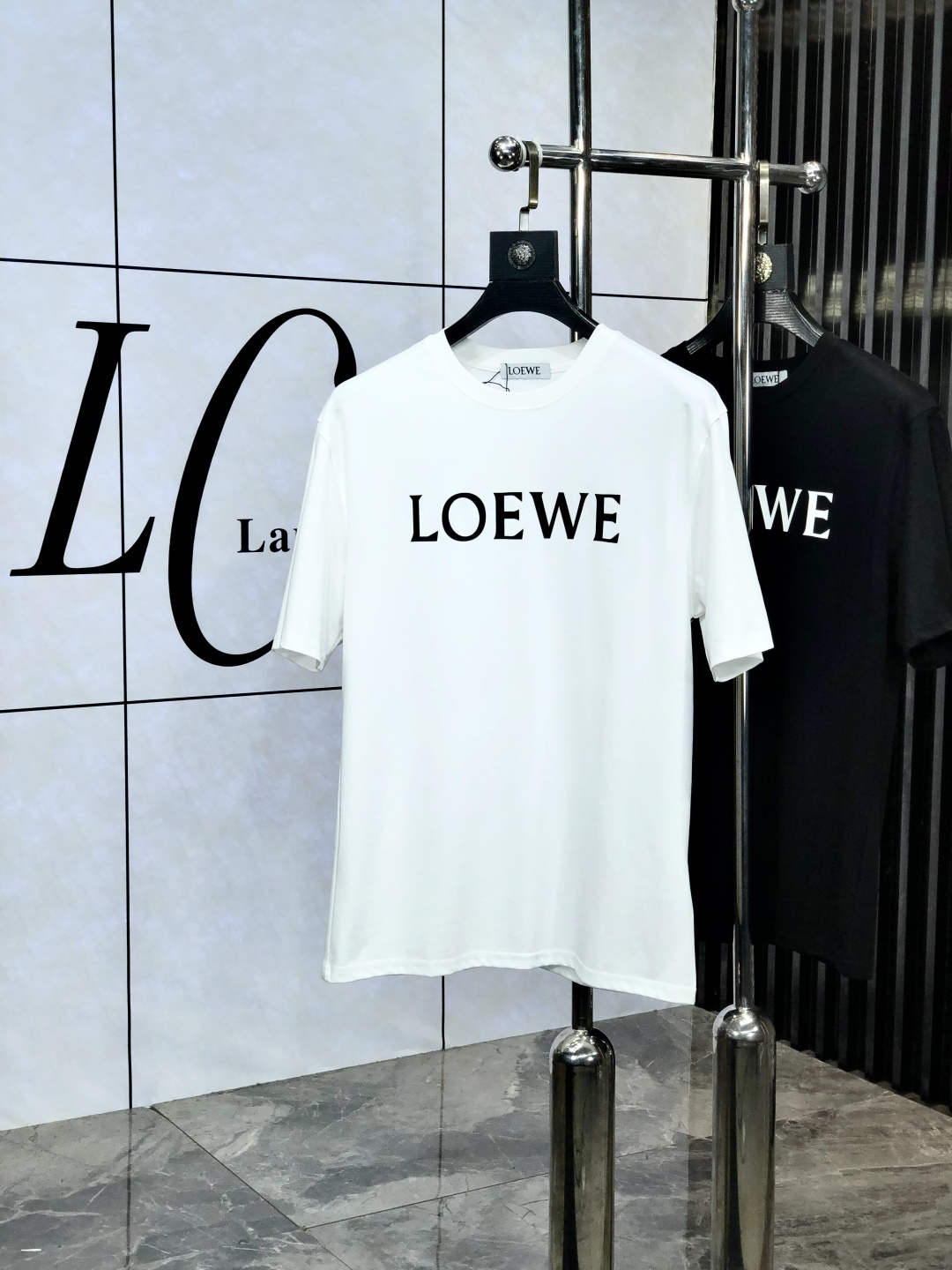 NO:452831,.Luo Yiwei. 2025 spring and summer new product, fashionable round neck short sleeve high-end custom versatile style!  More practical, anyone can easily control it. It is made of European cotton fine cotton fabric, luxurious and classic brand logo design, w is very high-end and must-have if you understand the goods!  The style and tailoring are very exquisite, with 6 showing aura, which is unique, just right slimness, and the upper body effect is very good!  Size M-3XL m wear 175/130 catties.,loewe,T-shirt,alexander wang19860909.罗意威.2025春夏新品时尚圆领短袖高级定制百搭款式！更有实用感 任何人都可以轻松驾驭 采用欧棉精棉面料制作,奢华经典品牌logo设计,w非常显档次懂货的必须入！版型剪裁属于修身款 非常精致,6显气场,这就是独到之处,恰到好处的修身,上身效果非常赞！ 尺码M-3XL m穿175/130斤.,,loewe,T-shirt,alexander wang,Men's clothing