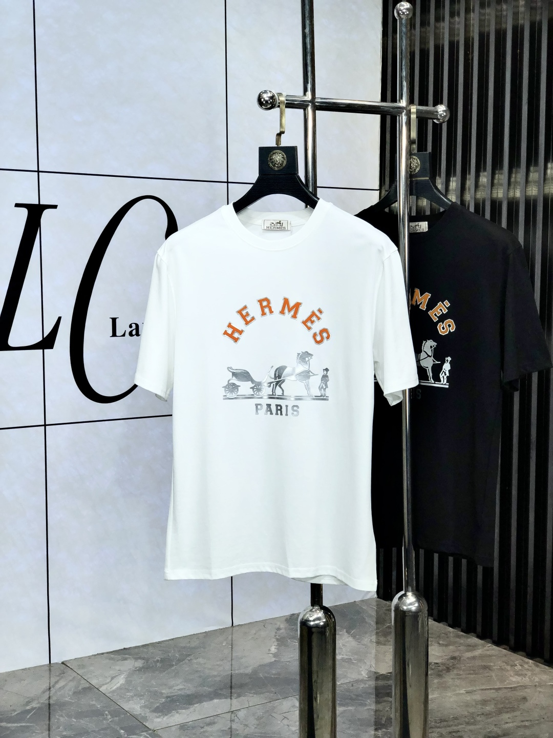 NO:452835,.Hermes. 2025 spring and summer new product, fashionable round neck short sleeve high-end custom versatile style!  More practical, anyone can easily control it. It is made of European cotton fine cotton fabric, luxurious and classic brand logo design, w is very high-end and must-have if you understand the goods!  The style and tailoring are very exquisite, with 6 showing aura, which is unique, just right slimness, and the upper body effect is very good!  Size M-3XL m wear 175/130 catties., hermes, T-shirt, alexander wang19860909.爱马仕.2025春夏新品时尚圆领短袖高级定制百搭款式！更有实用感 任何人都可以轻松驾驭 采用欧棉精棉面料制作,奢华经典品牌logo设计,w非常显档次懂货的必须入！版型剪裁属于修身款 非常精致,6显气场,这就是独到之处,恰到好处的修身,上身效果非常赞！ 尺码M-3XL m穿175/130斤.,,hermes,T-shirt,alexander wang,Men's clothing