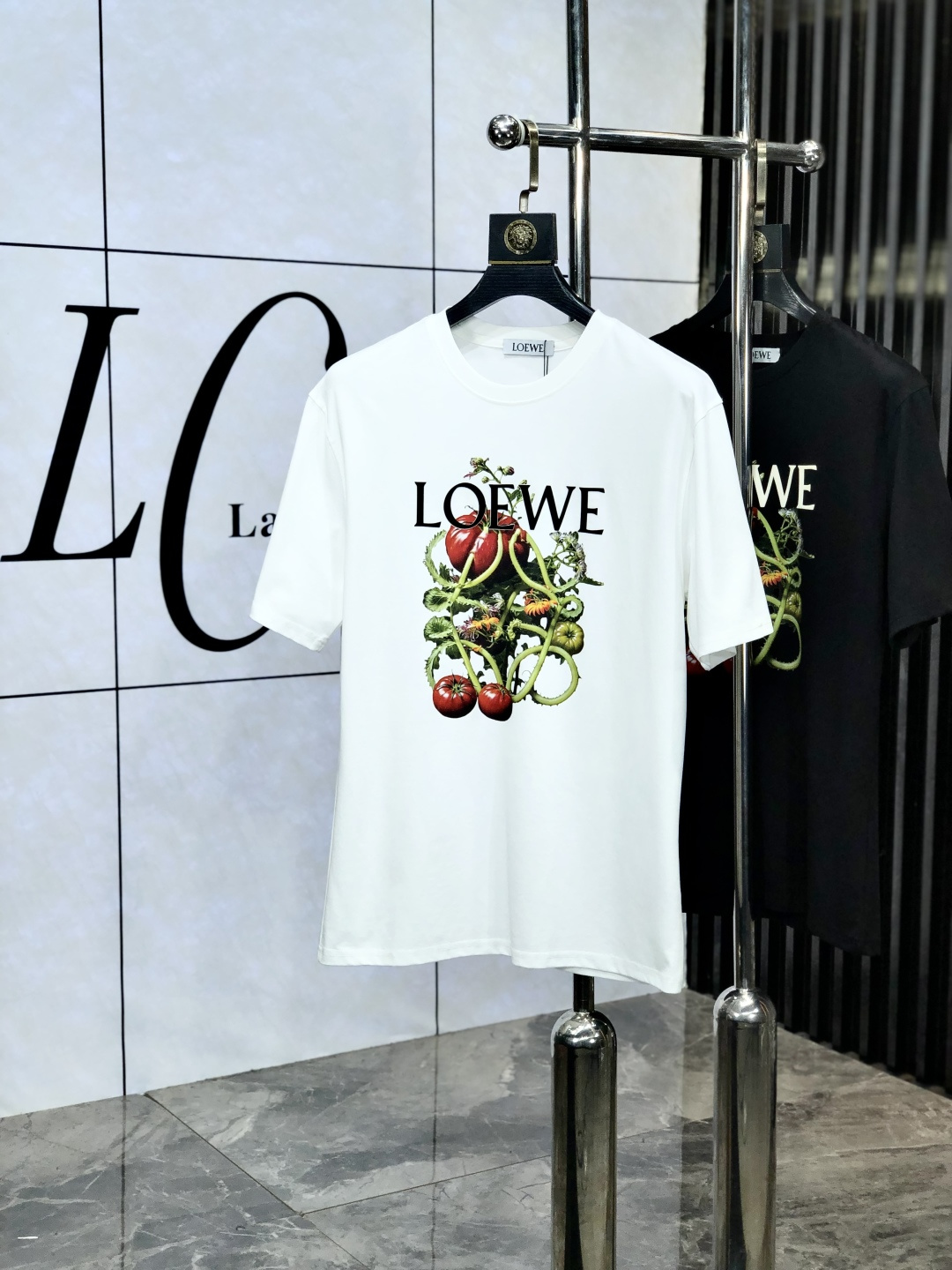 NO:452799,.Luo Yiwei. 2025 spring and summer new product, fashionable round neck short sleeve high-end custom versatile style!  More practical, anyone can easily control it. It is made of European cotton fine cotton fabric, luxurious and classic brand logo design, w is very high-end and must-have if you understand the goods!  The style and tailoring are very exquisite, with 6 showing aura, which is unique, just right slimness, and the upper body effect is very good!  Size M-3XL m wear 175/130 catties.,loewe,T-shirt,alexander wang19860909.罗意威.2025春夏新品时尚圆领短袖高级定制百搭款式！更有实用感 任何人都可以轻松驾驭 采用欧棉精棉面料制作,奢华经典品牌logo设计,w非常显档次懂货的必须入！版型剪裁属于修身款 非常精致,6显气场,这就是独到之处,恰到好处的修身,上身效果非常赞！ 尺码M-3XL m穿175/130斤.,,loewe,T-shirt,alexander wang,Men's clothing