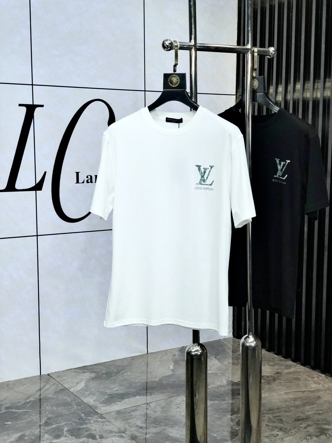 NO:452804,.Lv.2025 spring and summer new product fashionable round neck short sleeve high-end custom versatile style!  More practical, anyone can easily control it. It is made of European cotton fine cotton fabric, luxurious and classic brand logo design, w is very high-end and must-have if you understand the goods!  The style and tailoring are very exquisite, with 6 showing aura, which is unique, just right slimness, and the upper body effect is very good!  Size M-3XL m wear 175/130 catties.,,louis vuitton,T-shirt,alexander wang19860909.Lv.2025春夏新品时尚圆领短袖高级定制百搭款式！更有实用感 任何人都可以轻松驾驭 采用欧棉精棉面料制作,奢华经典品牌logo设计,w非常显档次懂货的必须入！版型剪裁属于修身款 非常精致,6显气场,这就是独到之处,恰到好处的修身,上身效果非常赞！ 尺码M-3XL m穿175/130斤.,,louis vuitton,T-shirt,alexander wang,Men's clothing