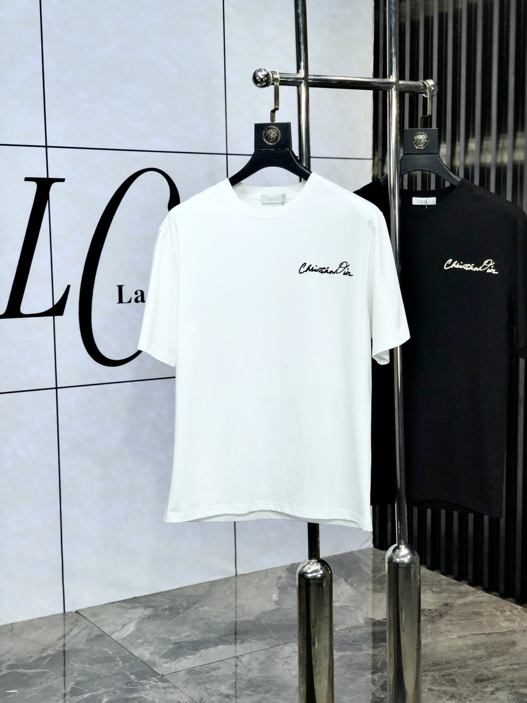 NO:452809,.Dior.2025 spring and summer new product fashionable round neck short sleeve high-end custom versatile style!  More practical, anyone can easily control it. It is made of European cotton fine cotton fabric, luxurious and classic brand logo design, w is very high-end and must-have if you understand the goods!  The style and tailoring are very exquisite, with 6 showing aura, which is unique, just right slimness, and the upper body effect is very good!  Size M-3XL m wear 175/130 catties.,dior,T-shirt,alexander wang19860909.Dior.2025春夏新品时尚圆领短袖高级定制百搭款式！更有实用感 任何人都可以轻松驾驭 采用欧棉精棉面料制作,奢华经典品牌logo设计,w非常显档次懂货的必须入！版型剪裁属于修身款 非常精致,6显气场,这就是独到之处,恰到好处的修身,上身效果非常赞！ 尺码M-3XL m穿175/130斤.,,dior,T-shirt,alexander wang,Men's clothing