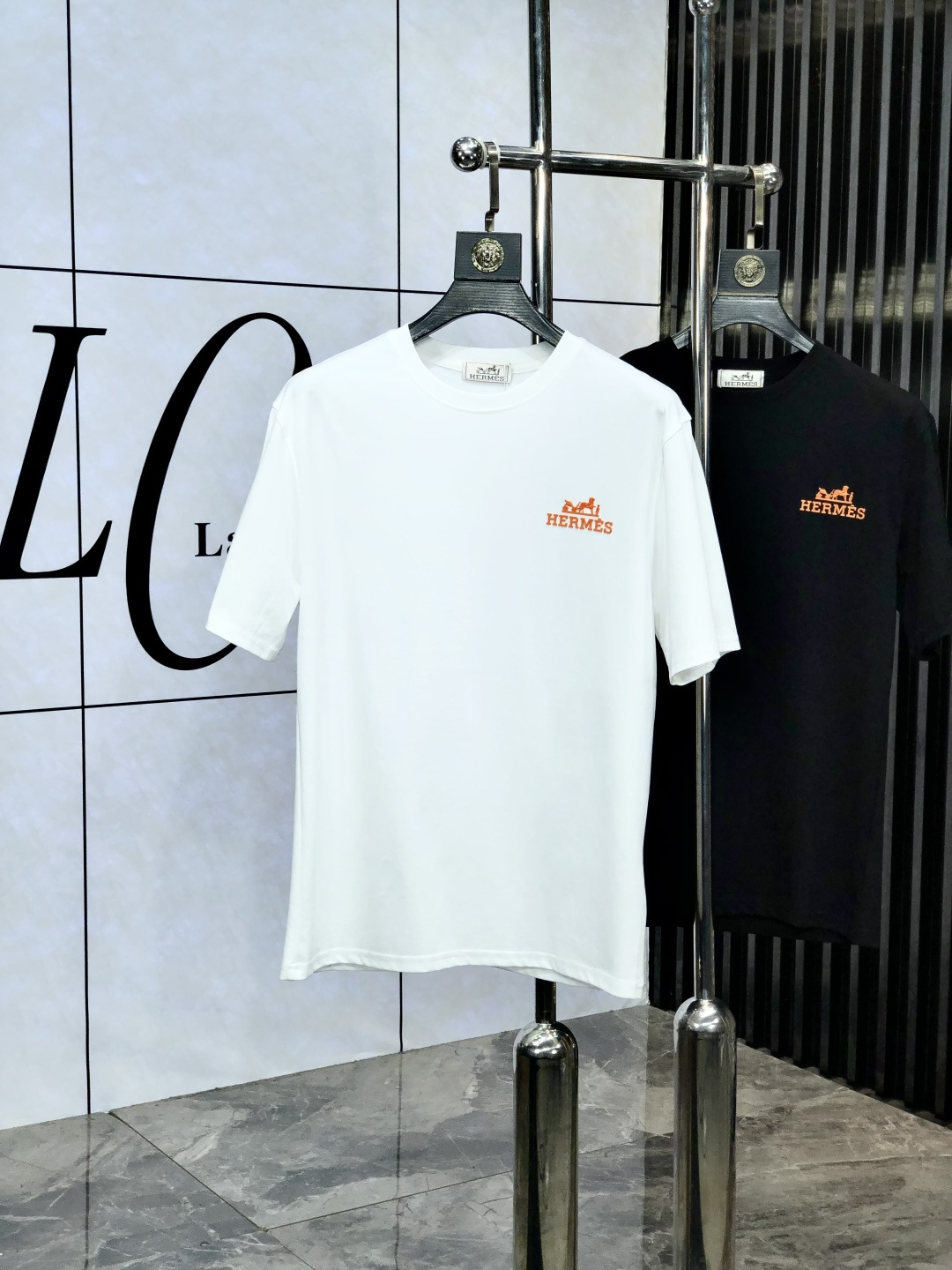 NO:452814,.Hermes. 2025 spring and summer new product, fashionable round neck short sleeve high-end custom versatile style!  More practical, anyone can easily control it. It is made of European cotton fine cotton fabric, luxurious and classic brand logo design, w is very high-end and must-have if you understand the goods!  The style and tailoring are very exquisite, with 6 showing aura, which is unique, just right slimness, and the upper body effect is very good!  Size M-3XL m wear 175/130 catties., hermes, T-shirt, alexander wang19860909.爱马仕.2025春夏新品时尚圆领短袖高级定制百搭款式！更有实用感 任何人都可以轻松驾驭 采用欧棉精棉面料制作,奢华经典品牌logo设计,w非常显档次懂货的必须入！版型剪裁属于修身款 非常精致,6显气场,这就是独到之处,恰到好处的修身,上身效果非常赞！ 尺码M-3XL m穿175/130斤.,,hermes,T-shirt,alexander wang,Men's clothing