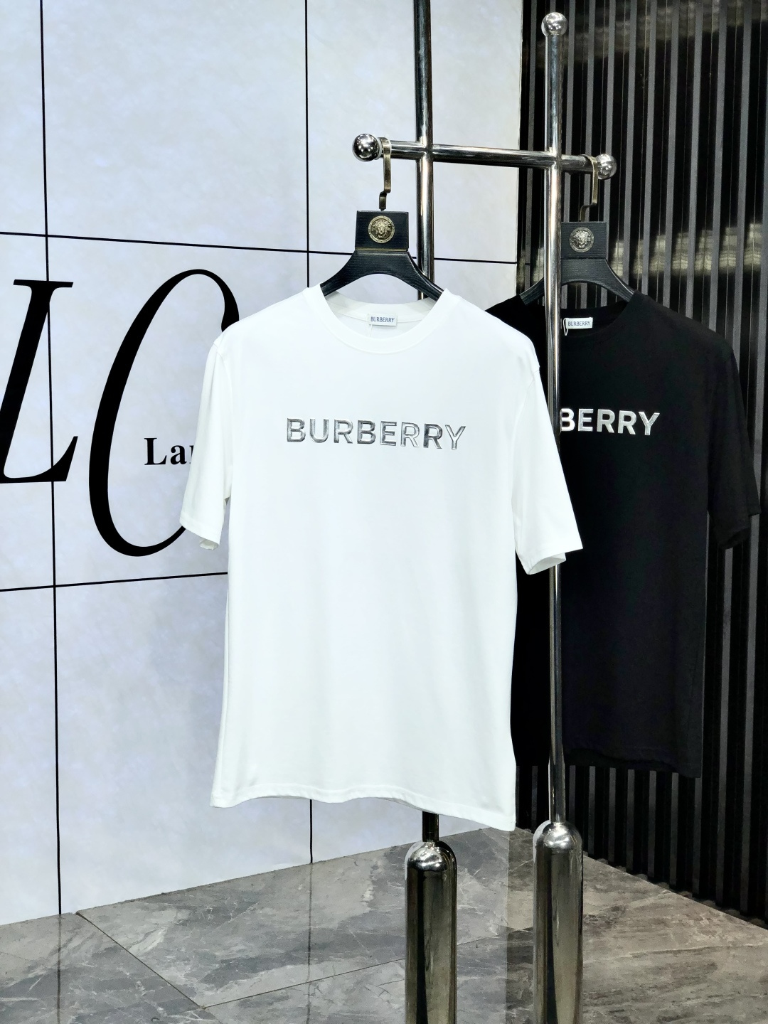 NO:452819,.Burberry.2025 spring and summer new product, fashionable round neck short sleeve high-end custom versatile style!  More practical, anyone can easily control it. It is made of European cotton fine cotton fabric, luxurious and classic brand logo design, w is very high-end and must-have if you understand the goods!  The style and tailoring are very exquisite, with 6 showing aura, which is unique, just right slimness, and the upper body effect is very good!  Size M-3XL m wear 175/130 catties., burberry, T-shirt, alexander wang19860909.巴宝莉.2025春夏新品时尚圆领短袖高级定制百搭款式！更有实用感 任何人都可以轻松驾驭 采用欧棉精棉面料制作,奢华经典品牌logo设计,w非常显档次懂货的必须入！版型剪裁属于修身款 非常精致,6显气场,这就是独到之处,恰到好处的修身,上身效果非常赞！ 尺码M-3XL m穿175/130斤.,,burberry,T-shirt,alexander wang,Men's clothing