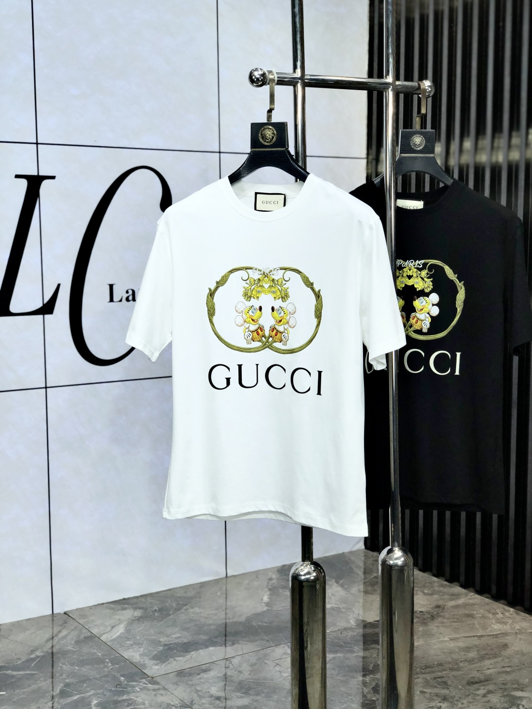 NO:452824,.Gucci.2025 spring and summer new product fashionable round neck short sleeve high-end custom versatile style!  More practical, anyone can easily control it. It is made of European cotton fine cotton fabric, luxurious and classic brand logo design, w is very high-end and must-have if you understand the goods!  The style and tailoring are very exquisite, with 6 showing aura, which is unique, just right slimness, and the upper body effect is very good!  Size M-3XL m wear 175/130 catties., gucci, T-shirt, alexander wang19860909.Gucci.2025春夏新品时尚圆领短袖高级定制百搭款式！更有实用感 任何人都可以轻松驾驭 采用欧棉精棉面料制作,奢华经典品牌logo设计,w非常显档次懂货的必须入！版型剪裁属于修身款 非常精致,6显气场,这就是独到之处,恰到好处的修身,上身效果非常赞！ 尺码M-3XL m穿175/130斤.,,gucci,T-shirt,alexander wang,Men's clothing
