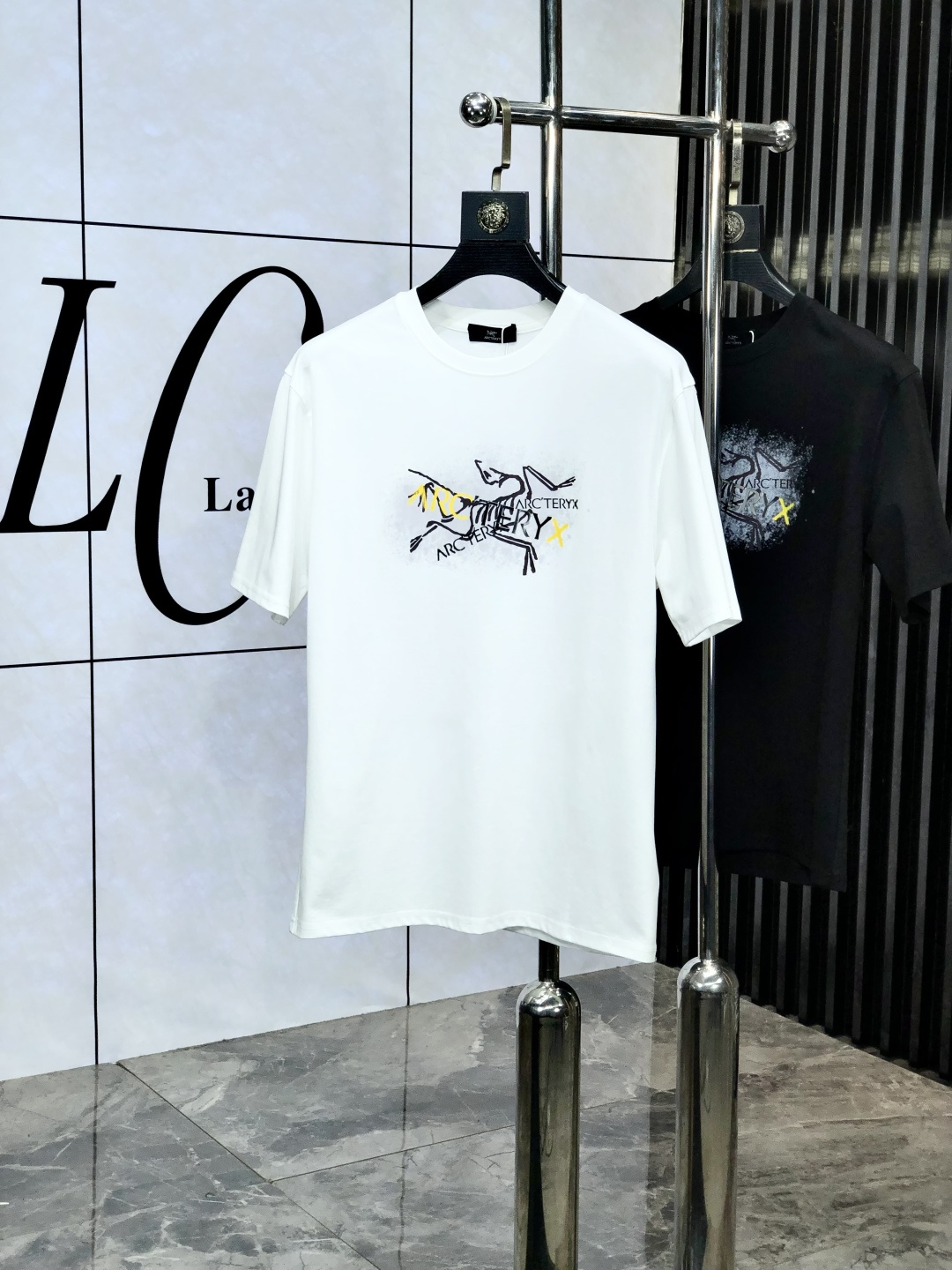 NO:452833,.Architecture Bird. 2025 spring and summer new product, fashionable round neck short sleeve high-end custom versatile style!  More practical, anyone can easily control it. It is made of European cotton fine cotton fabric, luxurious and classic brand logo design, w is very high-end and must-have if you understand the goods!  The style and tailoring are very exquisite, with 6 showing aura, which is unique, just right slimness, and the upper body effect is very good!  Size M-3XL m wear 175/130 catties.,arc'teryx,T-shirt,alexander wang19860909.始祖鸟.2025春夏新品时尚圆领短袖高级定制百搭款式！更有实用感 任何人都可以轻松驾驭 采用欧棉精棉面料制作,奢华经典品牌logo设计,w非常显档次懂货的必须入！版型剪裁属于修身款 非常精致,6显气场,这就是独到之处,恰到好处的修身,上身效果非常赞！ 尺码M-3XL m穿175/130斤.,arc'teryx,T-shirt,alexander wang,Men's clothing