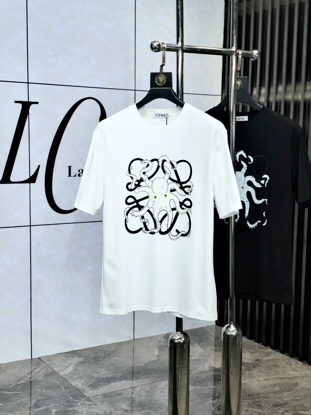 NO:452837,.Luo Yiwei. 2025 spring and summer new product, fashionable round neck short sleeve high-end custom versatile style!  More practical, anyone can easily control it. It is made of European cotton fine cotton fabric, luxurious and classic brand logo design, w is very high-end and must-have if you understand the goods!  The style and tailoring are very exquisite, with 6 showing aura, which is unique, just right slimness, and the upper body effect is very good!  Size M-3XL m wear 175/130 catties.,loewe,T-shirt,alexander wang19860909.罗意威.2025春夏新品时尚圆领短袖高级定制百搭款式！更有实用感 任何人都可以轻松驾驭 采用欧棉精棉面料制作,奢华经典品牌logo设计,w非常显档次懂货的必须入！版型剪裁属于修身款 非常精致,6显气场,这就是独到之处,恰到好处的修身,上身效果非常赞！ 尺码M-3XL m穿175/130斤.,,loewe,T-shirt,alexander wang,Men's clothing