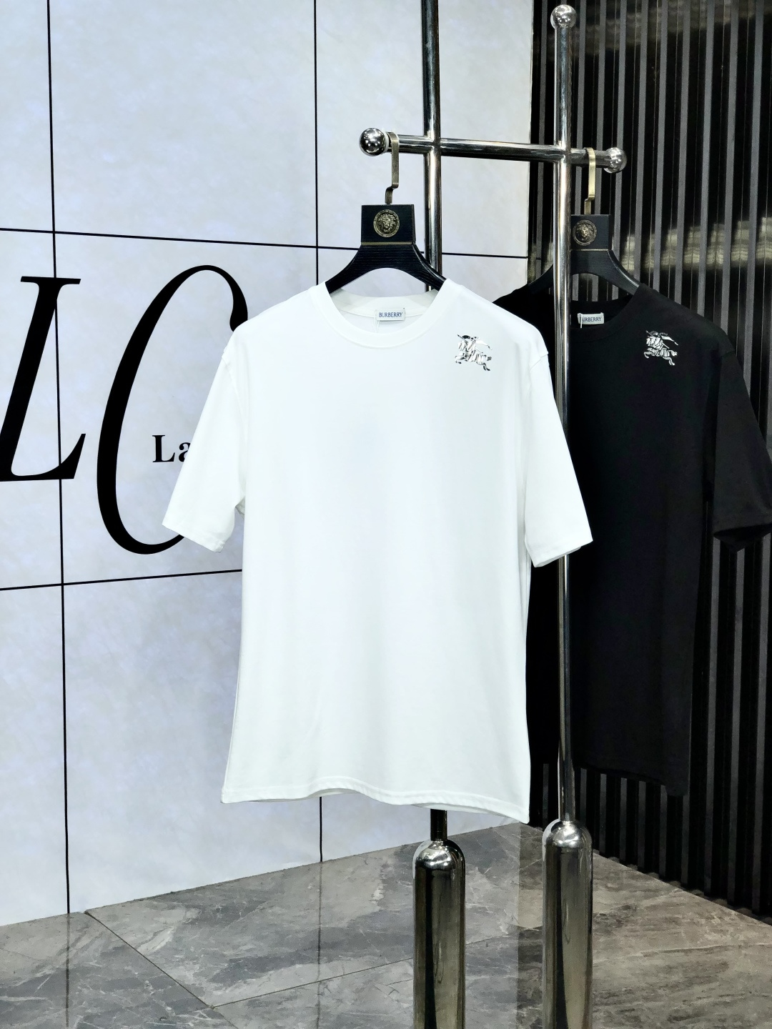 NO:452841,.Burberry.2025 spring and summer new product, fashionable round neck short sleeve high-end custom versatile style!  More practical, anyone can easily control it. It is made of European cotton fine cotton fabric, luxurious and classic brand logo design, w is very high-end and must-have if you understand the goods!  The style and tailoring are very exquisite, with 6 showing aura, which is unique, just right slimness, and the upper body effect is very good!  Size M-3XL m wear 175/130 catties., burberry, T-shirt, alexander wang19860909.巴宝莉.2025春夏新品时尚圆领短袖高级定制百搭款式！更有实用感 任何人都可以轻松驾驭 采用欧棉精棉面料制作,奢华经典品牌logo设计,w非常显档次懂货的必须入！版型剪裁属于修身款 非常精致,6显气场,这就是独到之处,恰到好处的修身,上身效果非常赞！ 尺码M-3XL m穿175/130斤.,,burberry,T-shirt,alexander wang,Men's clothing