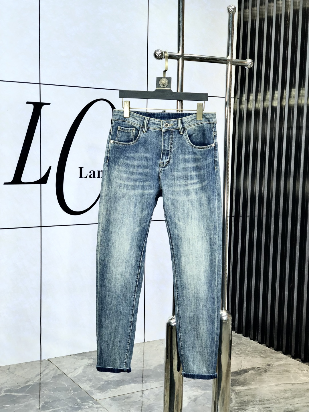 NO:509833,Prada. The official counter on the official website is released simultaneously, 2025SS spring and summer new men's casual jeans, original single quality, custom-made original denim fabric for counter, logo pattern design, original hardware and accessories for H trousers, three-dimensional and clear, realistic effect, m super trendy and personalized, fashionable and stylish on the upper body!  Trendy men's must-have items, number 28-38, prada, jeans, alexander wang19860909普拉达.官网专柜同步发售,2025SS春夏新品男士休闲牛仔裤,原单品质,专柜定制原版牛仔面料,logo图案设计,h裤身原版五金辅料装饰,立体清晰,效果逼真,m超级潮流个性,上身时尚有型！潮男必备单品 码数28-38,,prada,jeans,alexander wang,Men's clothing