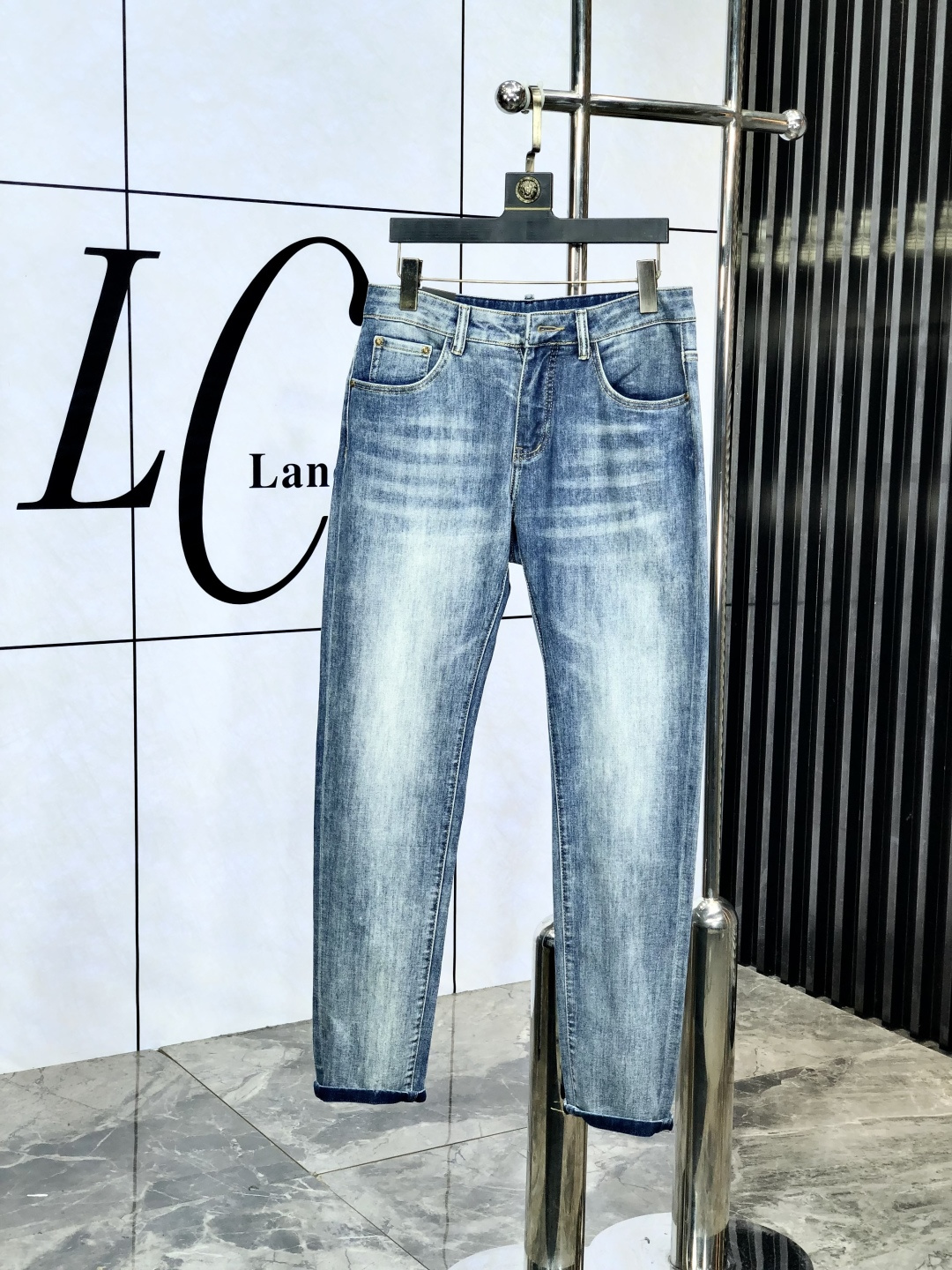 NO:509835,D&G.'s official counter is released simultaneously, 2025SS spring and summer new men's casual jeans, original single quality, custom-made original denim fabric for counter, logo pattern design, H pants original hardware and auxiliary materials decoration, three-dimensional and clear, realistic effect, m super trendy and personalized, fashionable and stylish upper body!  Trendy men's must-have items, 28-38, Dolce & Gabbana, jeans, alexander wang19860909D&G.官网专柜同步发售,2025SS春夏新品男士休闲牛仔裤,原单品质,专柜定制原版牛仔面料,logo图案设计,h裤身原版五金辅料装饰,立体清晰,效果逼真,m超级潮流个性,上身时尚有型！潮男必备单品 码数28-38,,Dolce&Gabbana,jeans,alexander wang,Men's clothing