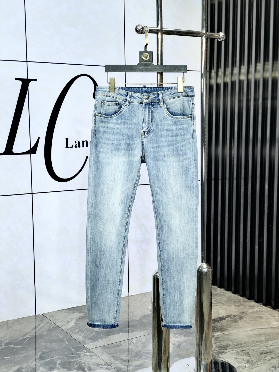 NO:509839,Burberry. The official counter is released simultaneously, 2025SS spring and summer new men's casual jeans, original single quality, custom-made original denim fabric for counter, logo pattern design, H pants original hardware and auxiliary materials decoration, three-dimensional and clear, realistic effect, m super trendy and personalized, fashionable and stylish upper body!  Trendy men's must-have items, 28-38, burberry, jeans, alexander wang19860909巴宝莉.官网专柜同步发售,2025SS春夏新品男士休闲牛仔裤,原单品质,专柜定制原版牛仔面料,logo图案设计,h裤身原版五金辅料装饰,立体清晰,效果逼真,m超级潮流个性,上身时尚有型！潮男必备单品 码数28-38,,burberry,jeans,alexander wang,Men's clothing