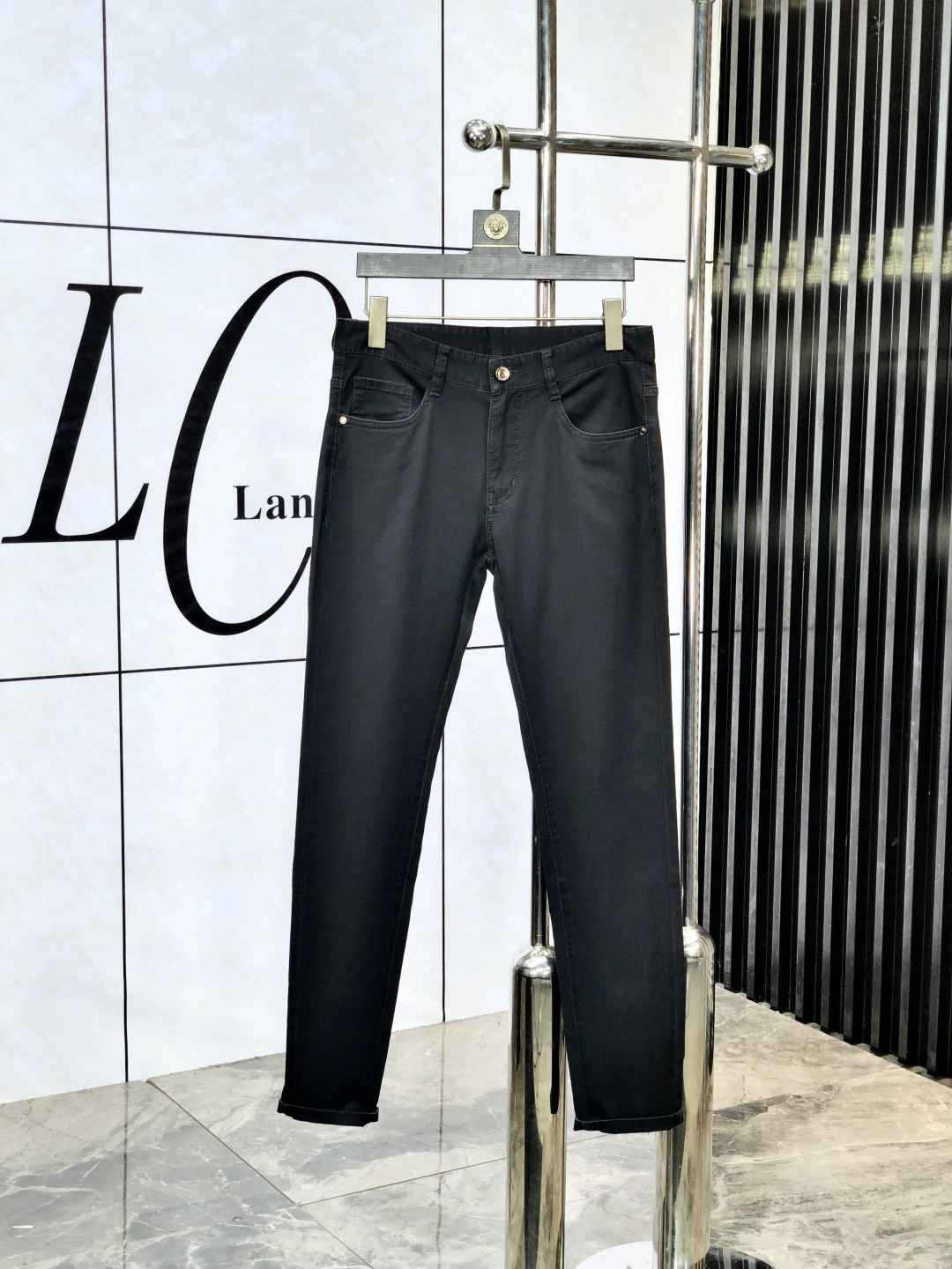 NO:509841,Fendi. Official counter is released simultaneously, 2025SS spring and summer new men's casual jeans, original single quality, custom-made original denim fabric for counter, logo pattern design, H pants original hardware and auxiliary materials decoration, three-dimensional and clear, realistic effect, m super trendy and personalized, fashionable and stylish upper body!  Trendy men's must-have items, 28-38, fendi, jeans, alexander wang19860909芬迪.官网专柜同步发售,2025SS春夏新品男士休闲牛仔裤,原单品质,专柜定制原版牛仔面料,logo图案设计,h裤身原版五金辅料装饰,立体清晰,效果逼真,m超级潮流个性,上身时尚有型！潮男必备单品 码数28-38,,fendi,jeans,alexander wang,Men's clothing