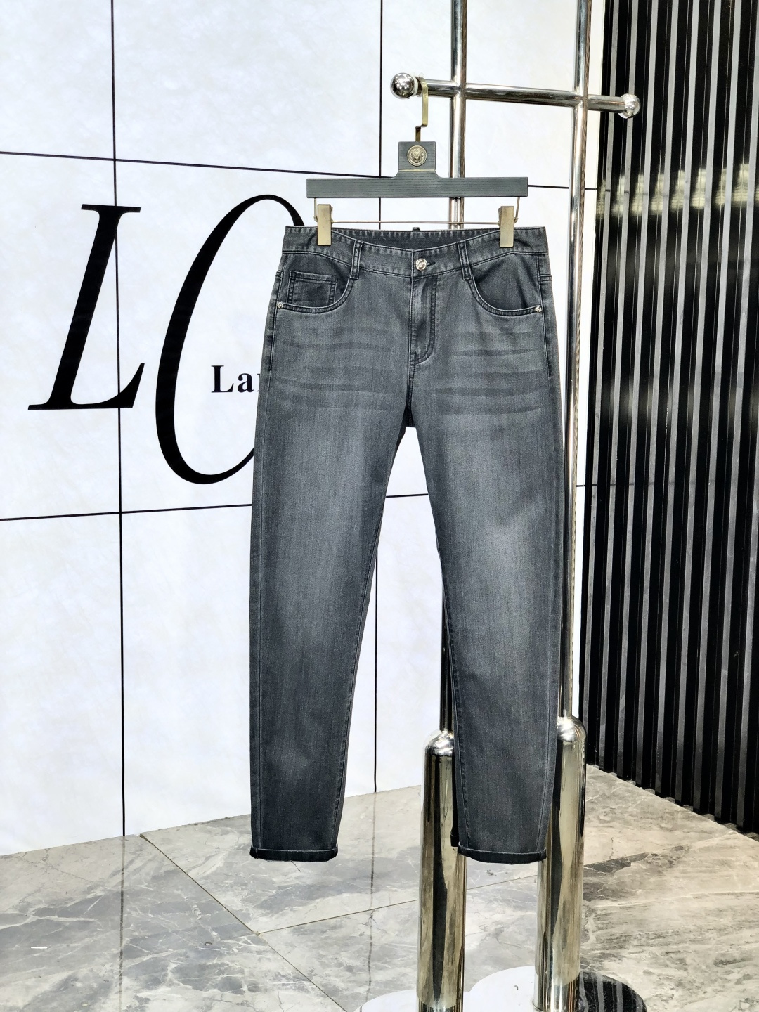 NO:509842,Shitou Island. The official counter is released simultaneously. 2025SS spring and summer new men's casual jeans, original single quality, custom-made original denim fabric for counter, logo pattern design, H pants original hardware and auxiliary materials decoration, three-dimensional and clear, realistic effect, m super trendy and personalized, fashionable and stylish upper body!  Trendy men's must-have items, 28-38, jeans, alexander wang19860909石头岛.官网专柜同步发售,2025SS春夏新品男士休闲牛仔裤,原单品质,专柜定制原版牛仔面料,logo图案设计,h裤身原版五金辅料装饰,立体清晰,效果逼真,m超级潮流个性,上身时尚有型！潮男必备单品 码数28-38,,jeans,alexander wang,Men's clothing