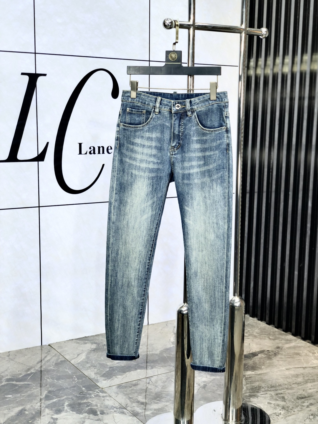 NO:509830,Prada. The official counter on the official website is released simultaneously, 2025SS spring and summer new men's casual jeans, original single quality, custom-made original denim fabric for counter, logo pattern design, H pants original hardware and auxiliary materials decoration, three-dimensional and clear, realistic effect, m super trendy and personalized, fashionable and stylish upper body!  Trendy men's must-have items, number 28-38, prada, jeans, alexander wang19860909普拉达.官网专柜同步发售,2025SS春夏新品男士休闲牛仔裤,原单品质,专柜定制原版牛仔面料,logo图案设计,h裤身原版五金辅料装饰,立体清晰,效果逼真,m超级潮流个性,上身时尚有型！潮男必备单品 码数28-38,,prada,jeans,alexander wang,Men's clothing
