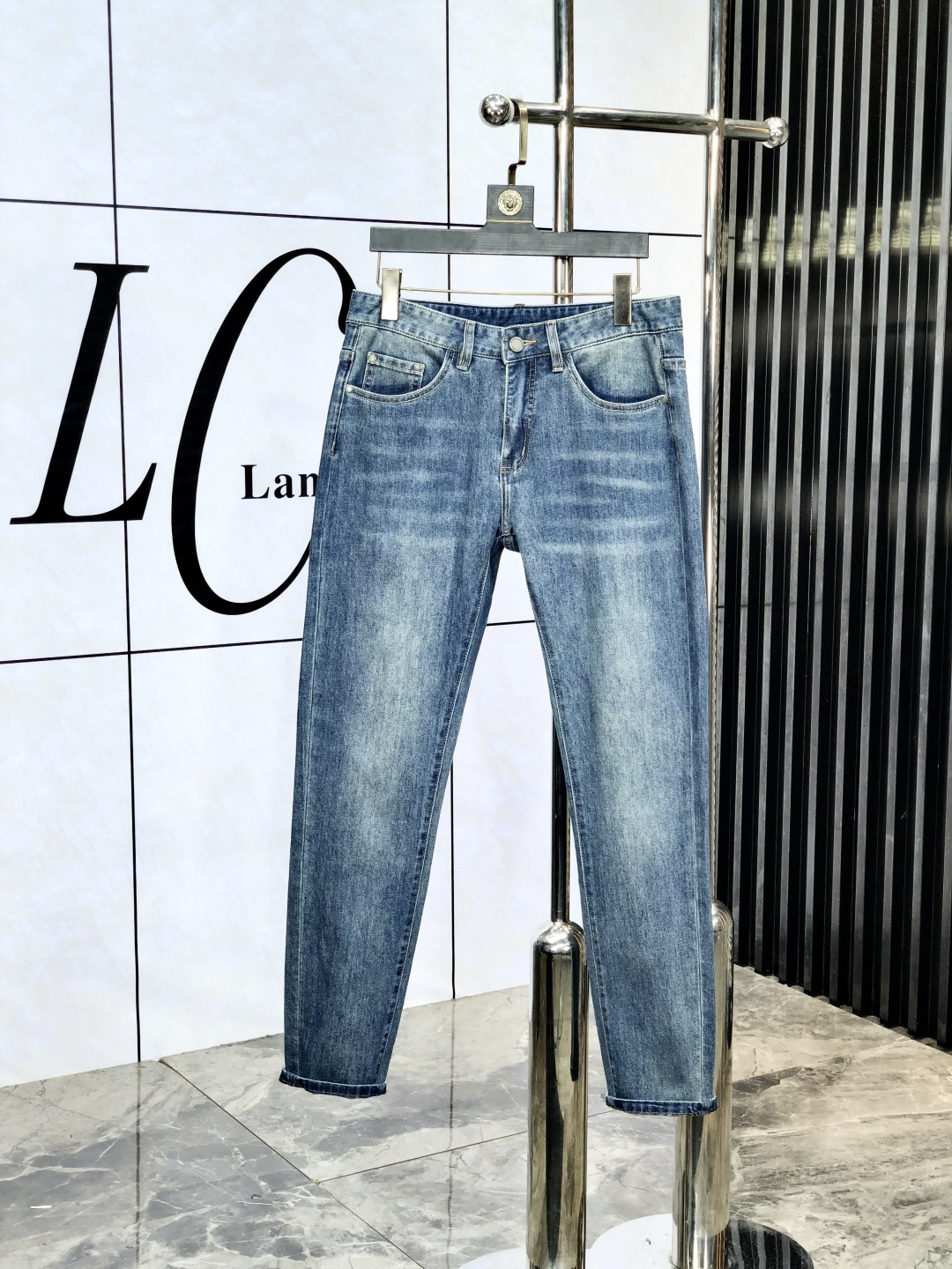 NO:509831,Armani. The official counter on the official website is released simultaneously, 2025SS spring and summer new men's casual jeans, original single quality, custom-made original denim fabric for counter, logo pattern design, H pants original hardware and auxiliary materials decoration, three-dimensional and clear, realistic effect, m super trendy and personalized, fashionable and stylish upper body!  Trendy men's must-have items, number 28-38,,armani,jeans,alexander wang19860909阿玛尼.官网专柜同步发售,2025SS春夏新品男士休闲牛仔裤,原单品质,专柜定制原版牛仔面料,logo图案设计,h裤身原版五金辅料装饰,立体清晰,效果逼真,m超级潮流个性,上身时尚有型！潮男必备单品 码数28-38,,armani,jeans,alexander wang,Men's clothing