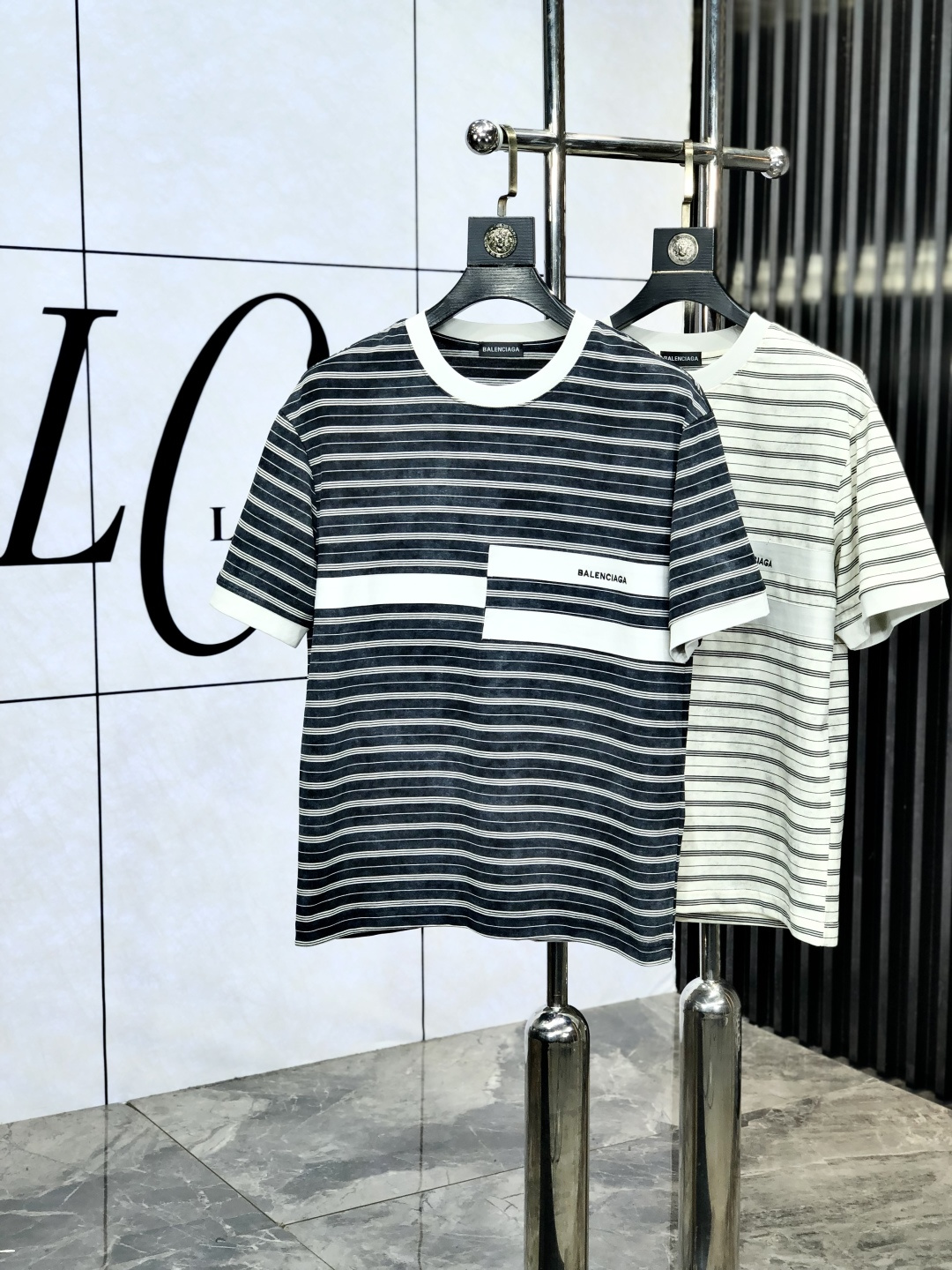 NO:530009,.Balenicaga. 2025 spring and summer new product, fashionable round neck short sleeve high-end custom versatile style!  More practical, anyone can easily control it. It is made of modal spandex fabric, luxurious and classic brand logo design, h is very high-end and must-have if you understand the goods!  The style is a slim fit style, very exquisite, 6 shows aura, and highlights the exquisiteness of men. This is the unique feature, the right slim fit, and the upper body effect is very good. Size M-3XL m wears 175/130, balenciaga, T-shirt, alexander wang19860909.巴黎世家.2025春夏新品时尚圆领短袖高级定制百搭款式！更有实用感 任何人都可以轻松驾驭 采用莫代尔氨纶面料制作,奢华经典品牌logo设计,h非常显档次懂货的必须入！版型剪裁属于修身款 非常精致,6显气场,又会凸显男士的精致,这就是独到之处,恰到好处的修身,上身效果非常赞.尺码M-3XL m穿175/130,,balenciaga,T-shirt,alexander wang,Men's clothing