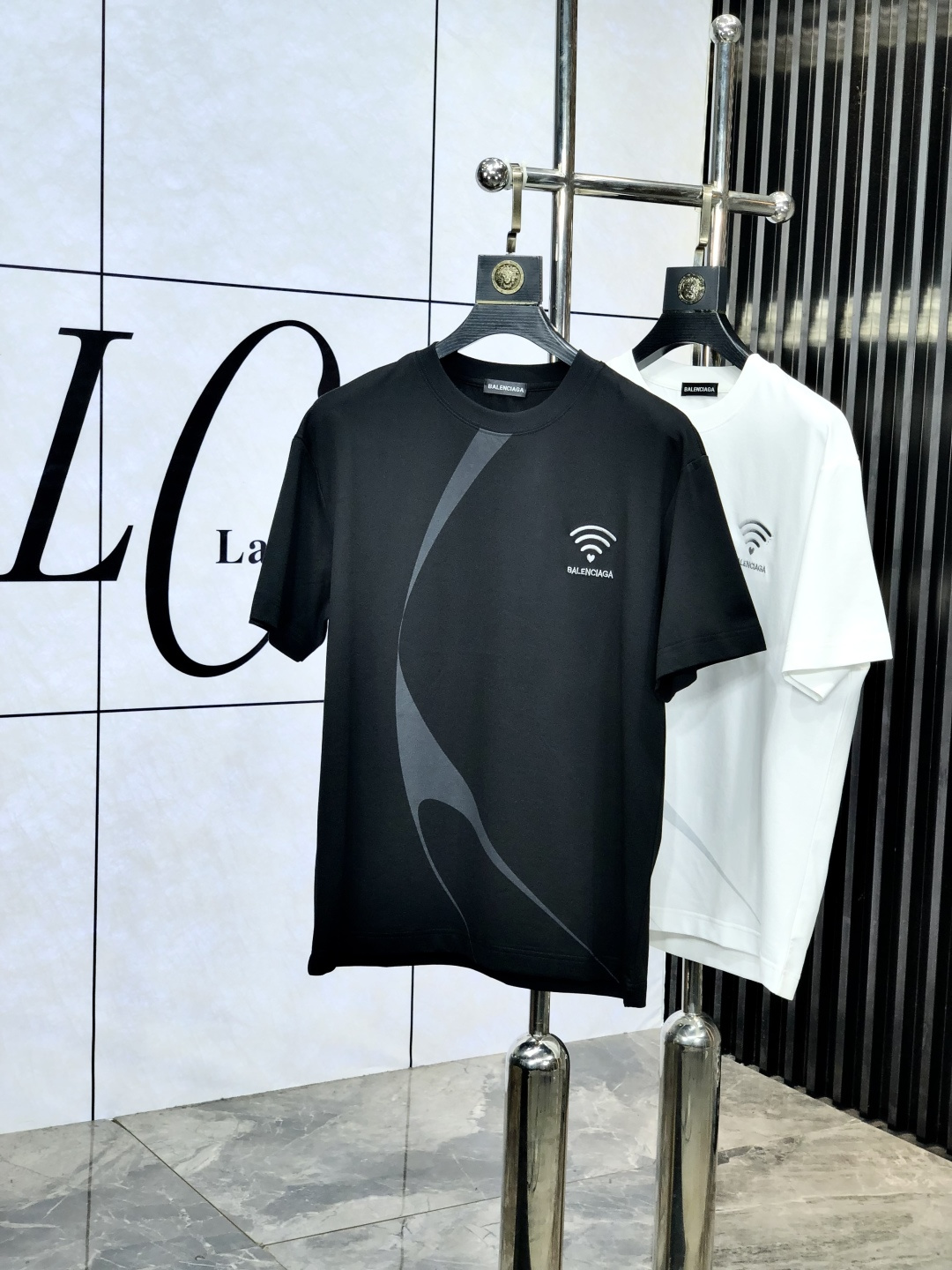 NO:470078,.Balenicaga. 2025 spring and summer new product, fashionable round neck short sleeve high-end custom versatile style!  More practical, anyone can easily control it. It is made of modal spandex fabric, luxurious and classic brand logo design, h is very high-end and must-have if you understand the goods!  The style is a slim fit style, very exquisite, 6 shows aura, and highlights the exquisiteness of men. This is the unique feature, the right slim fit, and the upper body effect is very good. Size M-3XL m wears 175/130, balenciaga, T-shirt, alexander wang19860909.巴黎世家.2025春夏新品时尚圆领短袖高级定制百搭款式！更有实用感 任何人都可以轻松驾驭 采用莫代尔氨纶面料制作,奢华经典品牌logo设计,h非常显档次懂货的必须入！版型剪裁属于修身款 非常精致,6显气场,又会凸显男士的精致,这就是独到之处,恰到好处的修身,上身效果非常赞.尺码M-3XL m穿175/130,,balenciaga,T-shirt,alexander wang,Men's clothing