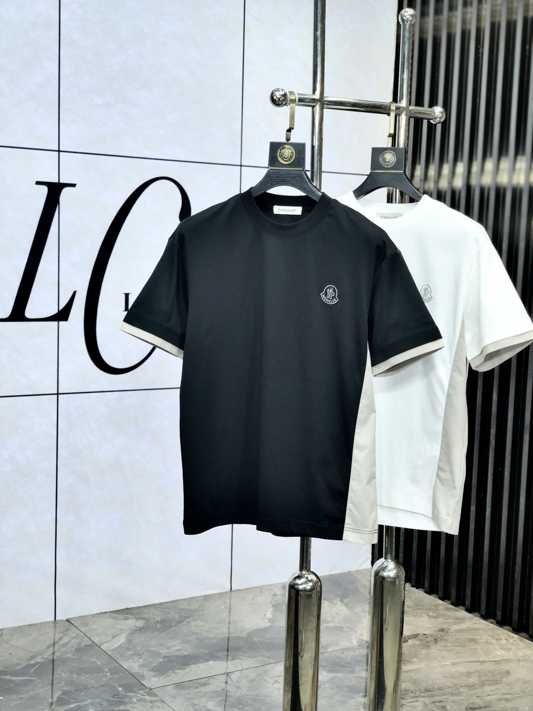 NO:470085,.The 2025 spring and summer new product, fashionable round neck short sleeve high-end custom versatile style!  More practical, anyone can easily control it. It is made of modal spandex fabric, luxurious and classic brand logo design, h is very high-end and must-have if you understand the goods!  The style is a slim fit style, very exquisite, 6 shows aura, and highlights the exquisiteness of men. This is the unique feature, the right slim fit, and the upper body effect is very good. Size M-3XL m wears 175/130, Moncler, T-shirt, alexander wang19860909.蒙口.2025春夏新品时尚圆领短袖高级定制百搭款式！更有实用感 任何人都可以轻松驾驭 采用莫代尔氨纶面料制作,奢华经典品牌logo设计,h非常显档次懂货的必须入！版型剪裁属于修身款 非常精致,6显气场,又会凸显男士的精致,这就是独到之处,恰到好处的修身,上身效果非常赞.尺码M-3XL m穿175/130,,Moncler,T-shirt,alexander wang,Men's clothing