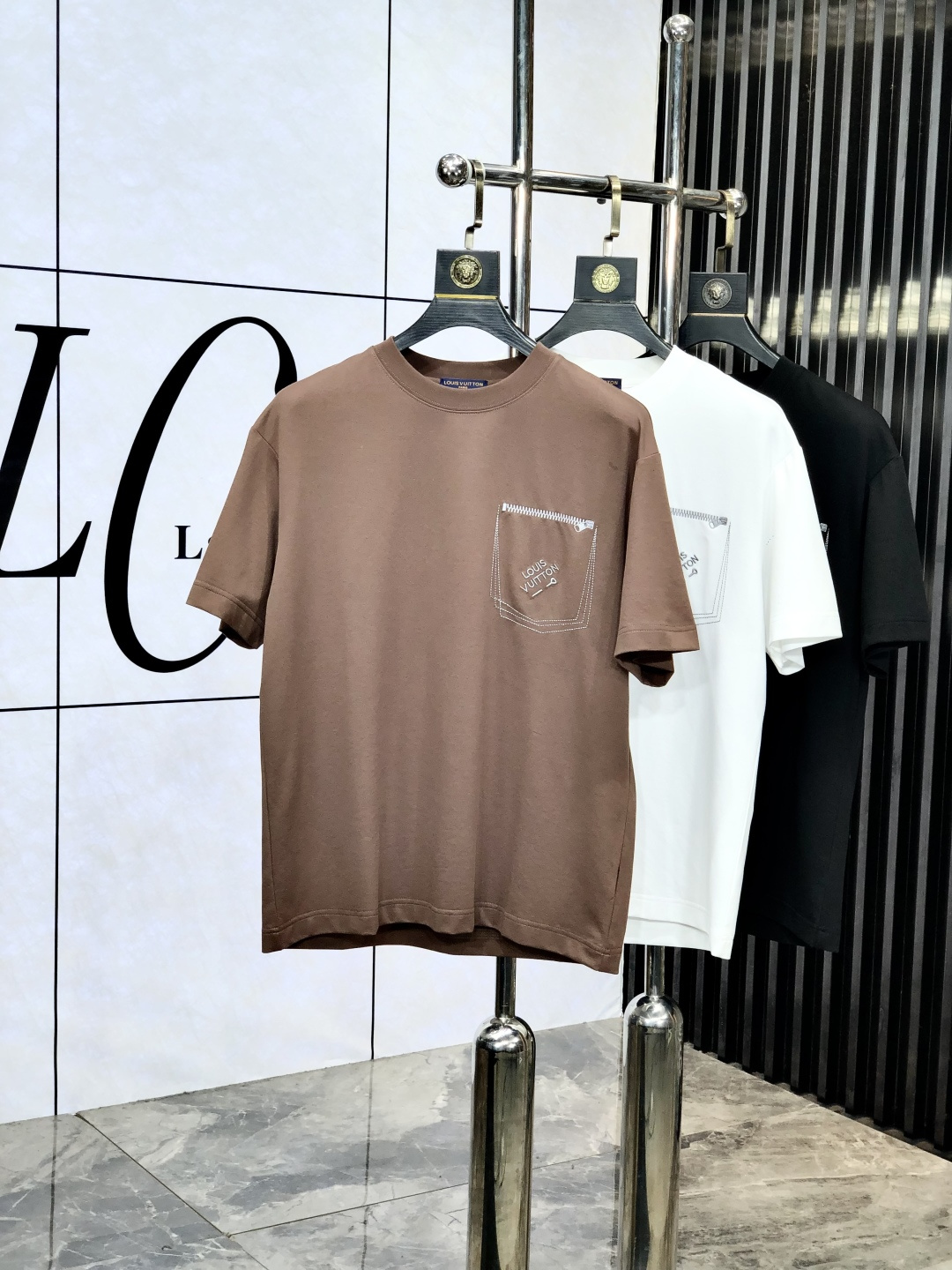 NO:499624,.Lv.2025 spring and summer new product fashionable round neck short sleeve high-end custom versatile style!  More practical, anyone can easily control it. It is made of modal spandex fabric, luxurious and classic brand logo design, h is very high-end and must-have if you understand the goods!  The style is a slim fit style, very exquisite, 6 shows aura, and highlights the exquisiteness of men. This is the unique feature, the right slim fit, and the upper body effect is very good. Size M-3XL m wears 175/130, louis vuitton, T-shirt, alexander wang19860909.Lv.2025春夏新品时尚圆领短袖高级定制百搭款式！更有实用感 任何人都可以轻松驾驭 采用莫代尔氨纶面料制作,奢华经典品牌logo设计,h非常显档次懂货的必须入！版型剪裁属于修身款 非常精致,6显气场,又会凸显男士的精致,这就是独到之处,恰到好处的修身,上身效果非常赞.尺码M-3XL m穿175/130,,louis vuitton,T-shirt,alexander wang,Men's clothing