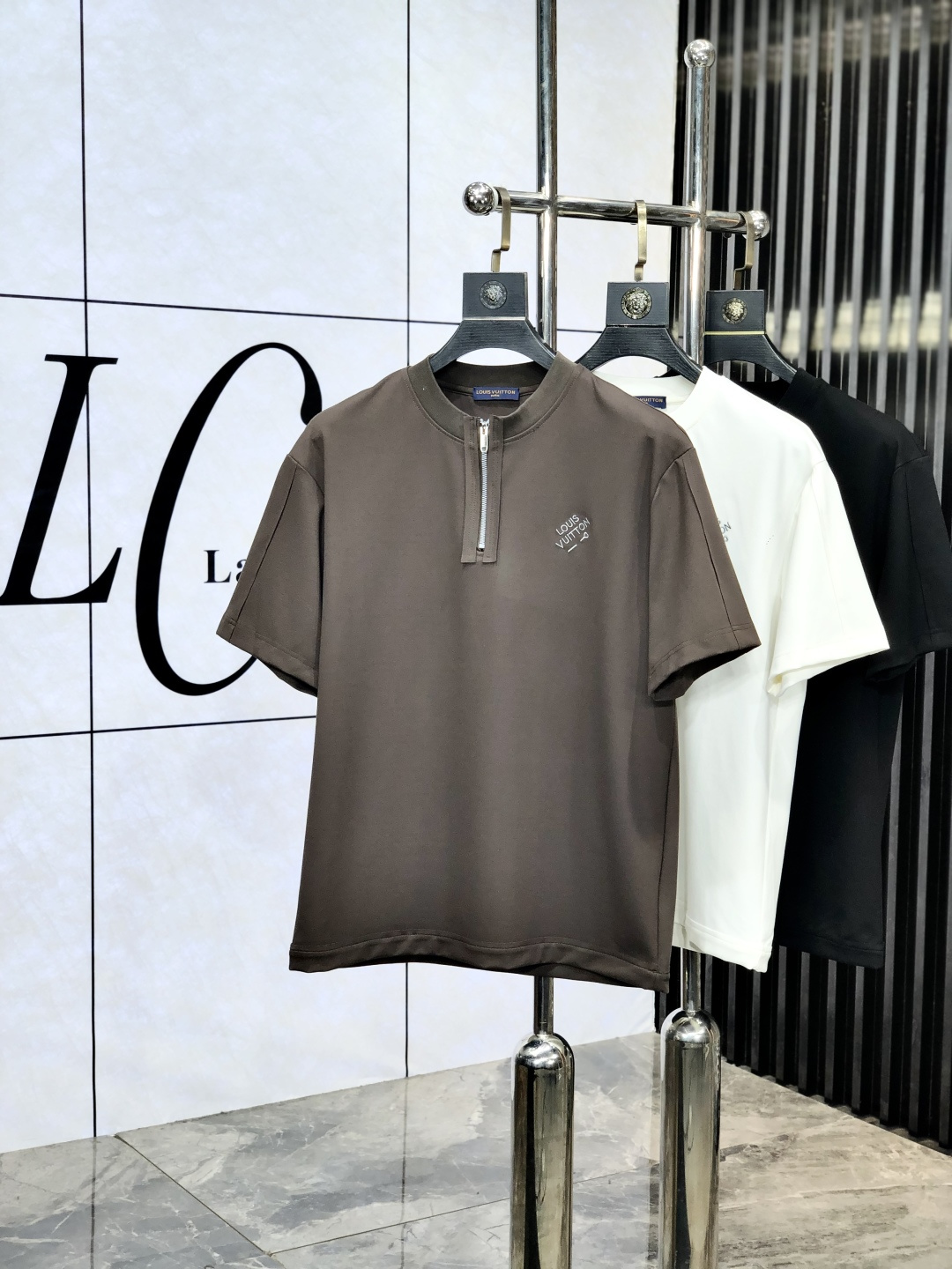 NO:143521,.Lv.2025 spring and summer new product fashionable round neck short sleeve high-end custom versatile style!  More practical, anyone can easily control it. It is made of modal spandex fabric, luxurious and classic brand logo design, h is very high-end and must-have if you understand the goods!  The style is a slim fit style, very exquisite, 6 shows aura, and highlights the exquisiteness of men. This is the unique feature, the right slim fit, and the upper body effect is very good. Size M-3XL m wears 175/130, louis vuitton, T-shirt, alexander wang19860909.Lv.2025春夏新品时尚圆领短袖高级定制百搭款式！更有实用感 任何人都可以轻松驾驭 采用莫代尔氨纶面料制作,奢华经典品牌logo设计,h非常显档次懂货的必须入！版型剪裁属于修身款 非常精致,6显气场,又会凸显男士的精致,这就是独到之处,恰到好处的修身,上身效果非常赞.尺码M-3XL m穿175/130,,louis vuitton,T-shirt,alexander wang,Men's clothing