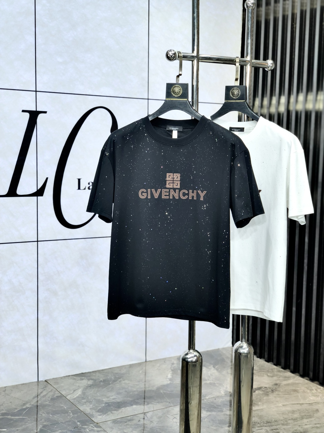 NO:143530,.Givenchy. 2025 spring and summer new product, fashionable round neck short sleeve high-end custom versatile style!  More practical, anyone can easily control it. It is made of modal spandex fabric, luxurious and classic brand logo design, h is very high-end and must-have if you understand the goods!  The style is a slim fit style, very exquisite, 6 shows aura, and highlights the exquisiteness of men. This is the unique feature, the right slim fit, and the upper body effect is very good. Size L-4xL.xL wears 175/130, givennchy, T-shirt, alexander wang19860909.纪梵希.2025春夏新品时尚圆领短袖高级定制百搭款式！更有实用感 任何人都可以轻松驾驭 采用莫代尔氨纶面料制作,奢华经典品牌logo设计,h非常显档次懂货的必须入！版型剪裁属于修身款 非常精致,6显气场,又会凸显男士的精致,这就是独到之处,恰到好处的修身,上身效果非常赞.尺码L-4xL.xL穿175/130,,givenchy,T-shirt,alexander wang,Men's clothing