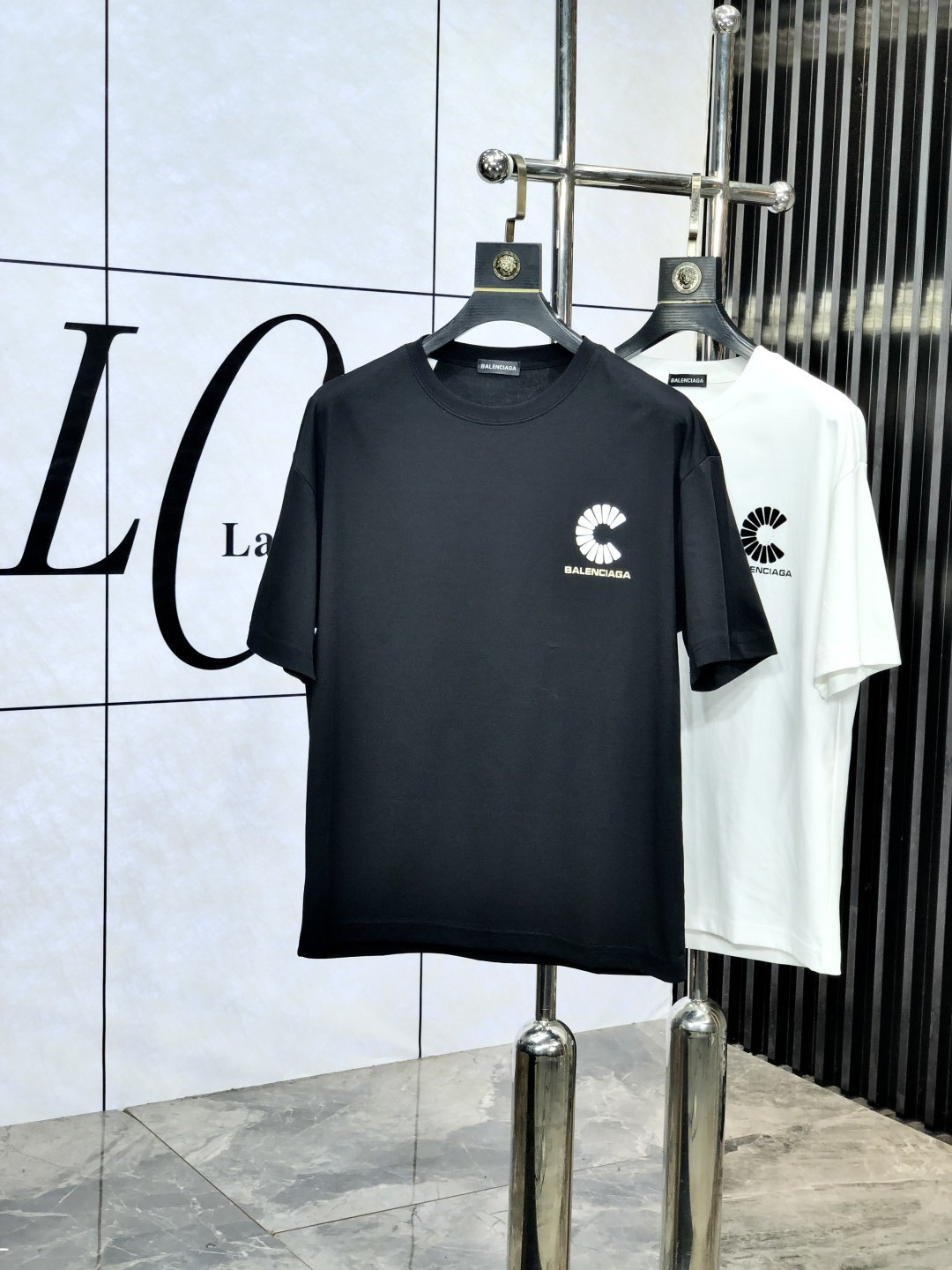 NO:143539,.Balenicaga. 2025 spring and summer new product, fashionable round neck short sleeve high-end custom versatile style!  More practical, anyone can easily control it. It is made of modal spandex fabric, luxurious and classic brand logo design, h is very high-end and must-have if you understand the goods!  The style is a slim fit style, very exquisite, 6 shows aura, and highlights the exquisiteness of men. This is the unique feature, the right slim fit, and the upper body effect is very good. Size L-4xL.xL wears 175/130, balenciaga, T-shirt, alexander wang19860909.巴黎世家.2025春夏新品时尚圆领短袖高级定制百搭款式！更有实用感 任何人都可以轻松驾驭 采用莫代尔氨纶面料制作,奢华经典品牌logo设计,h非常显档次懂货的必须入！版型剪裁属于修身款 非常精致,6显气场,又会凸显男士的精致,这就是独到之处,恰到好处的修身,上身效果非常赞.尺码L-4xL.xL穿175/130,,balenciaga,T-shirt,alexander wang,Men's clothing