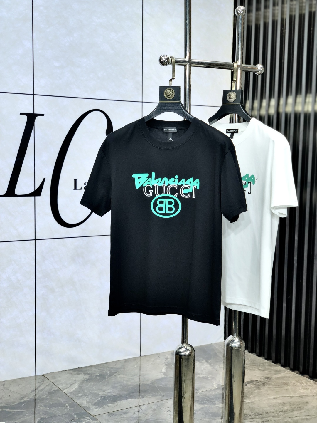 NO:143547,.Balenicaga   Gucci co-branded model 2025 spring and summer new product fashionable round neck short sleeve high-end custom versatile style!  More practical, anyone can easily control it. It is made of modal spandex fabric, luxurious and classic brand logo design, h is very high-end and must-have if you understand the goods!  The style is a slim fit style, very exquisite, 6 shows aura, and highlights the exquisiteness of men. This is the unique feature, the right slim fit, and the upper body effect is very good. Size L-4xL.xL wears 175/130, balenciaga, gucci, T-shirt, alexander wang19860909.巴黎世家 Gucci 联名款 2025春夏新品时尚圆领短袖高级定制百搭款式！更有实用感 任何人都可以轻松驾驭 采用莫代尔氨纶面料制作,奢华经典品牌logo设计,h非常显档次懂货的必须入！版型剪裁属于修身款 非常精致,6显气场,又会凸显男士的精致,这就是独到之处,恰到好处的修身,上身效果非常赞.尺码L-4xL.xL穿175/130,,balenciaga,gucci,T-shirt,alexander wang,Men's clothing