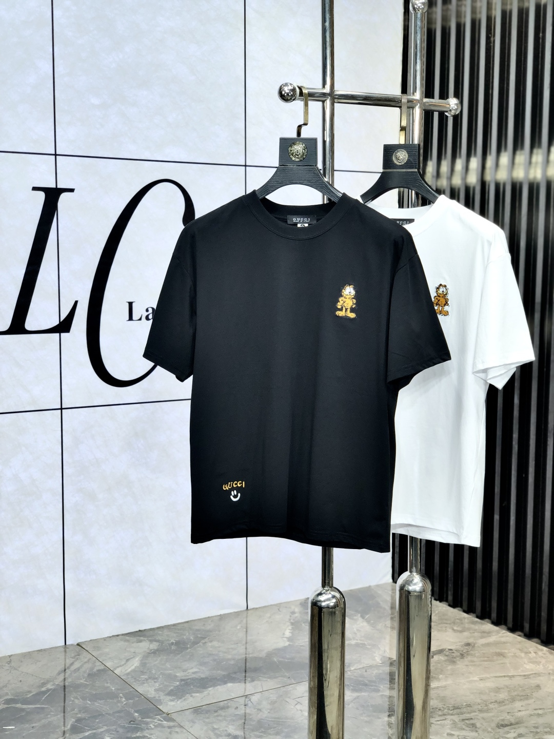 NO:143555,.Gucci 2025 spring and summer new product fashionable round neck short sleeve high-end custom versatile style!  More practical, anyone can easily control it. It is made of modal spandex fabric, luxurious and classic brand logo design, h is very high-end and must-have if you understand the goods!  The style is a slim fit style, very exquisite, 6 shows aura, and highlights the exquisiteness of men. This is the unique feature, the right slim fit, and the upper body effect is very good. Size L-4xL.xL wears 175/130, gucci, T-shirt, alexander wang19860909.Gucci 2025春夏新品时尚圆领短袖高级定制百搭款式！更有实用感 任何人都可以轻松驾驭 采用莫代尔氨纶面料制作,奢华经典品牌logo设计,h非常显档次懂货的必须入！版型剪裁属于修身款 非常精致,6显气场,又会凸显男士的精致,这就是独到之处,恰到好处的修身,上身效果非常赞.尺码L-4xL.xL穿175/130,,gucci,T-shirt,alexander wang,Men's clothing