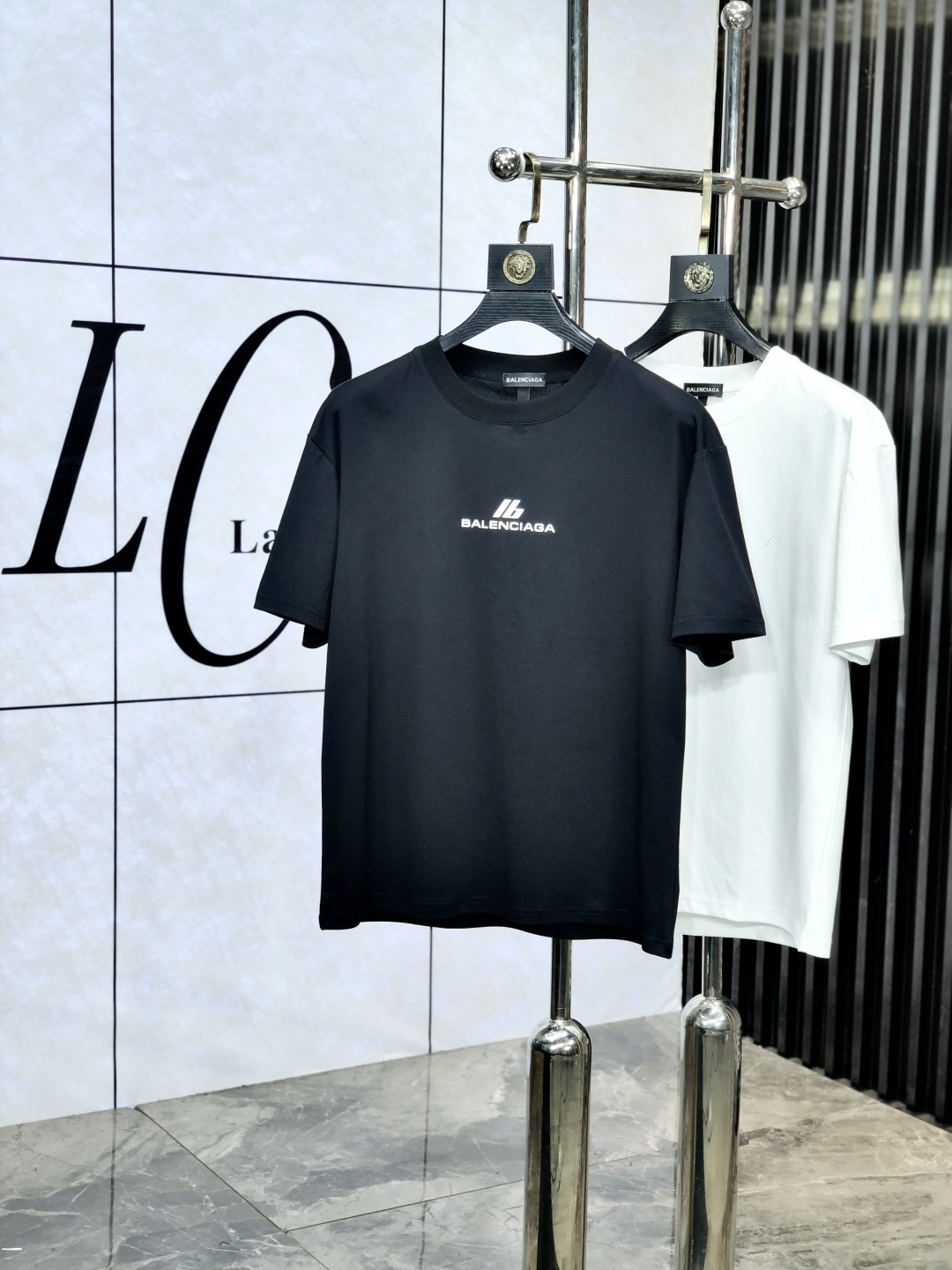 NO:143563,.Balenicaga. 2025 spring and summer new product, fashionable round neck short sleeve high-end custom versatile style!  More practical, anyone can easily control it. It is made of modal spandex fabric, luxurious and classic brand logo design, h is very high-end and must-have if you understand the goods!  The style is a slim fit style, very exquisite, 6 shows aura, and highlights the exquisiteness of men. This is the unique feature, the right slim fit, and the upper body effect is very good. Size L-4xL.xL wears 175/130, balenciaga, T-shirt, alexander wang19860909.巴黎世家.2025春夏新品时尚圆领短袖高级定制百搭款式！更有实用感 任何人都可以轻松驾驭 采用莫代尔氨纶面料制作,奢华经典品牌logo设计,h非常显档次懂货的必须入！版型剪裁属于修身款 非常精致,6显气场,又会凸显男士的精致,这就是独到之处,恰到好处的修身,上身效果非常赞.尺码L-4xL.xL穿175/130,,balenciaga,T-shirt,alexander wang,Men's clothing