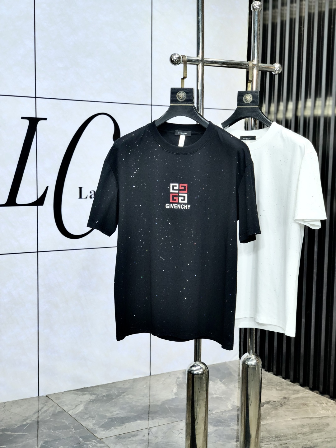 NO:143573,.Givenchy. 2025 spring and summer new product, fashionable round neck short sleeve high-end custom versatile style!  More practical, anyone can easily control it. It is made of modal spandex fabric, luxurious and classic brand logo design, h is very high-end and must-have if you understand the goods!  The style is a slim fit style, very exquisite, 6 shows aura, and highlights the exquisiteness of men. This is the unique feature, the right slim fit, and the upper body effect is very good. Size L-4xL.xL wears 175/130, givennchy, T-shirt, alexander wang19860909.纪梵希.2025春夏新品时尚圆领短袖高级定制百搭款式！更有实用感 任何人都可以轻松驾驭 采用莫代尔氨纶面料制作,奢华经典品牌logo设计,h非常显档次懂货的必须入！版型剪裁属于修身款 非常精致,6显气场,又会凸显男士的精致,这就是独到之处,恰到好处的修身,上身效果非常赞.尺码L-4xL.xL穿175/130,,givenchy,T-shirt,alexander wang,Men's clothing