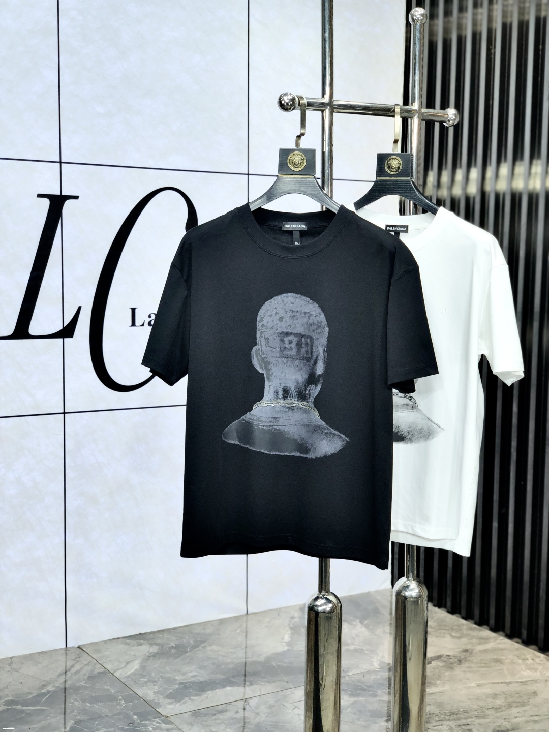 NO:143581,.Balenicaga. 2025 spring and summer new product, fashionable round neck short sleeve high-end custom versatile style!  More practical, anyone can easily control it. It is made of modal spandex fabric, luxurious and classic brand logo design, h is very high-end and must-have if you understand the goods!  The style is a slim fit style, very exquisite, 6 shows aura, and highlights the exquisiteness of men. This is the unique feature, the right slim fit, and the upper body effect is very good. Size L-4xL.xL wears 175/130, balenciaga, T-shirt, alexander wang19860909.巴黎世家.2025春夏新品时尚圆领短袖高级定制百搭款式！更有实用感 任何人都可以轻松驾驭 采用莫代尔氨纶面料制作,奢华经典品牌logo设计,h非常显档次懂货的必须入！版型剪裁属于修身款 非常精致,6显气场,又会凸显男士的精致,这就是独到之处,恰到好处的修身,上身效果非常赞.尺码L-4xL.xL穿175/130,,balenciaga,T-shirt,alexander wang,Men's clothing