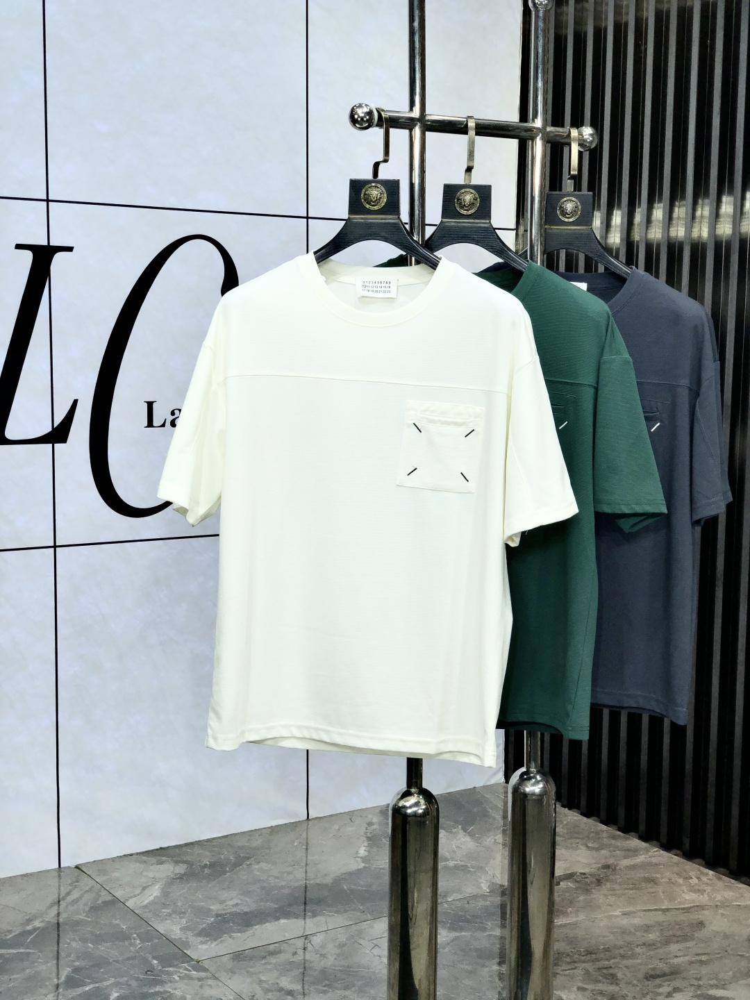 NO:143588,.Majira. 2025 spring and summer new product fashionable round neck short sleeve high-end custom versatile style!  More practical, anyone can easily control it. It is made of modal spandex fabric, luxurious and classic brand logo design, h is very high-end and must-have if you understand the goods!  The style is a slim fit style, very exquisite, 6 shows aura, and highlights the exquisiteness of men. This is the unique feature, the right slim fit, and the upper body effect is very good. Size L-4xL.xL wears 175/130,,masion margiela,T-shirt,alexander wang19860909.马吉拉.2025春夏新品时尚圆领短袖高级定制百搭款式！更有实用感 任何人都可以轻松驾驭 采用莫代尔氨纶面料制作,奢华经典品牌logo设计,h非常显档次懂货的必须入！版型剪裁属于修身款 非常精致,6显气场,又会凸显男士的精致,这就是独到之处,恰到好处的修身,上身效果非常赞.尺码L-4xL.xL穿175/130,,masion margiela,T-shirt,alexander wang,Men's clothing